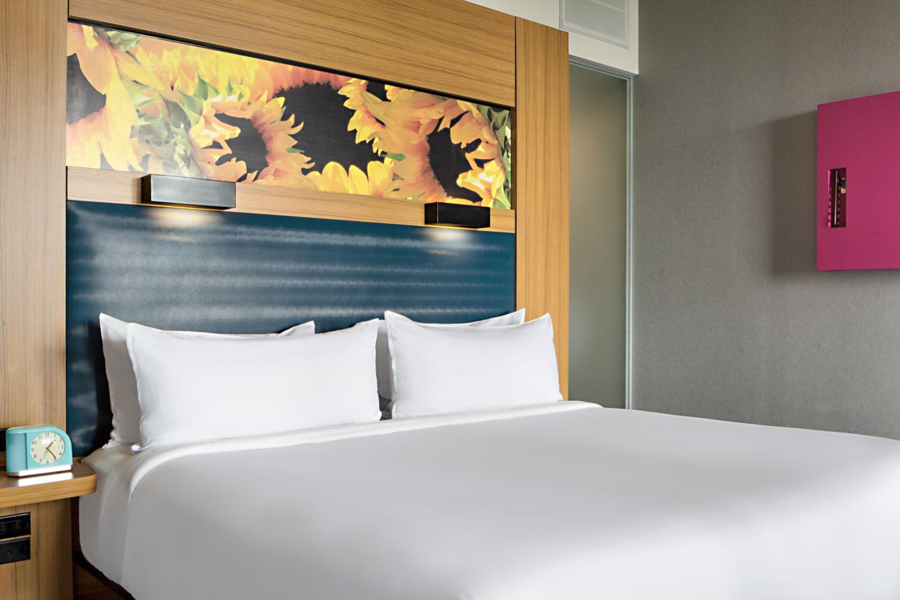 Aloft, Suite, 1 King - Photo 3
