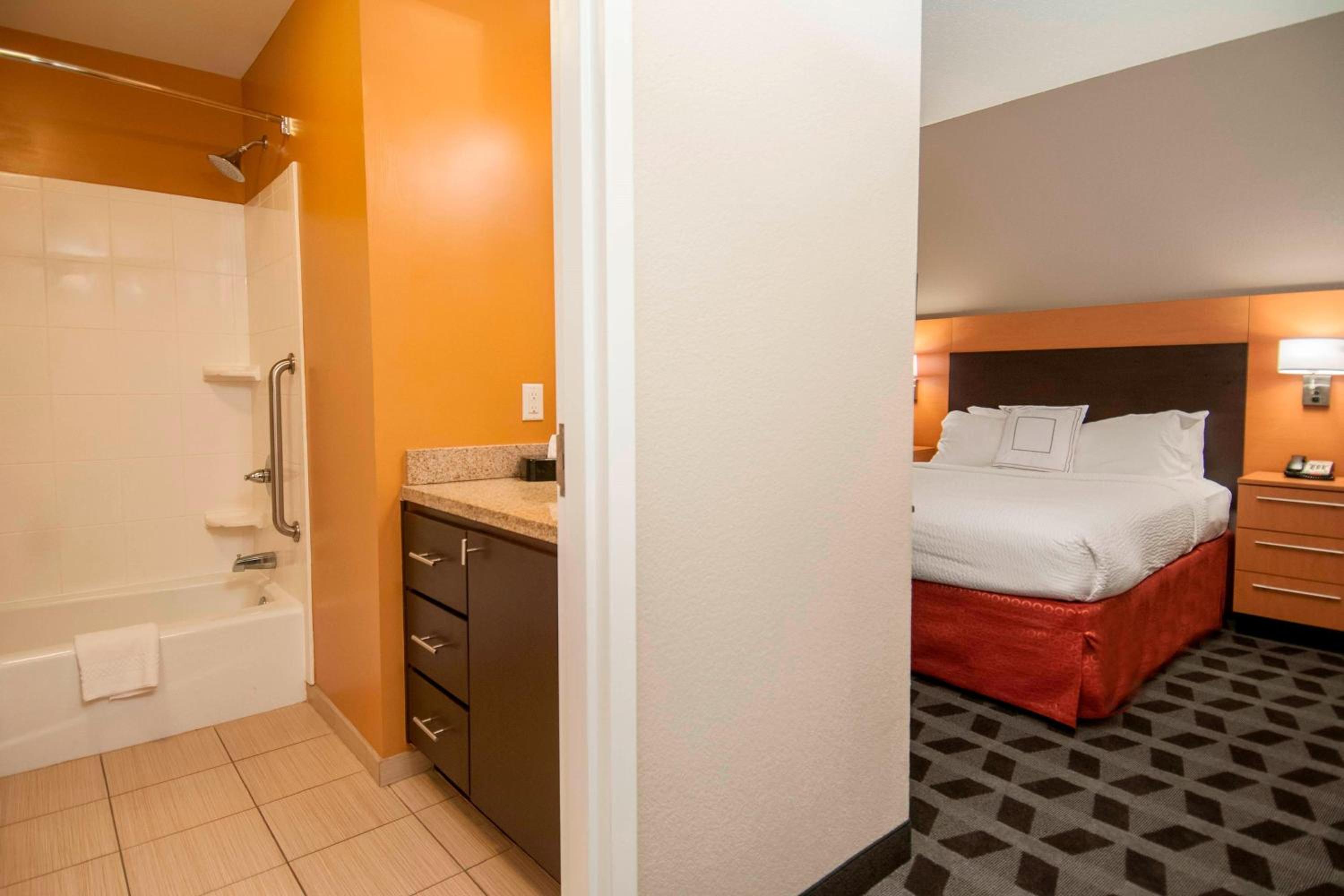 Two-Bedroom Suite - Photo 4
