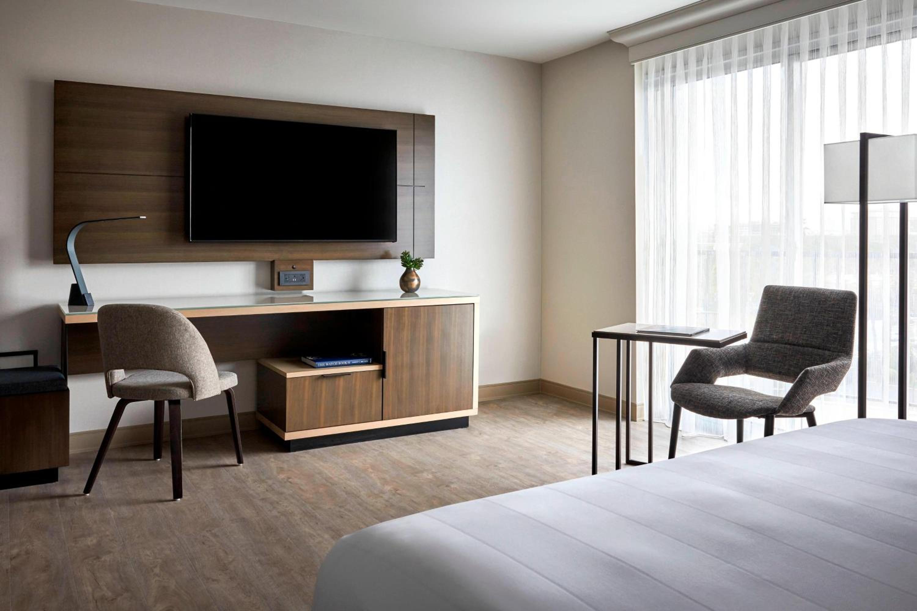 Larger Deluxe King Room - Photo 3