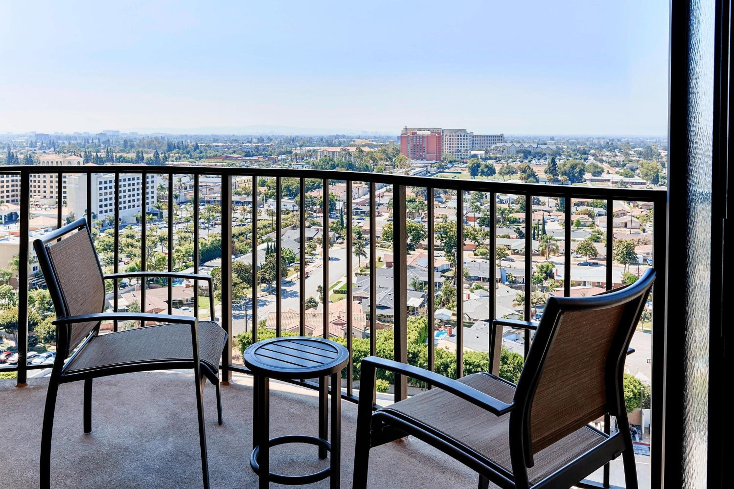 King Room with Balcony - Photo 4