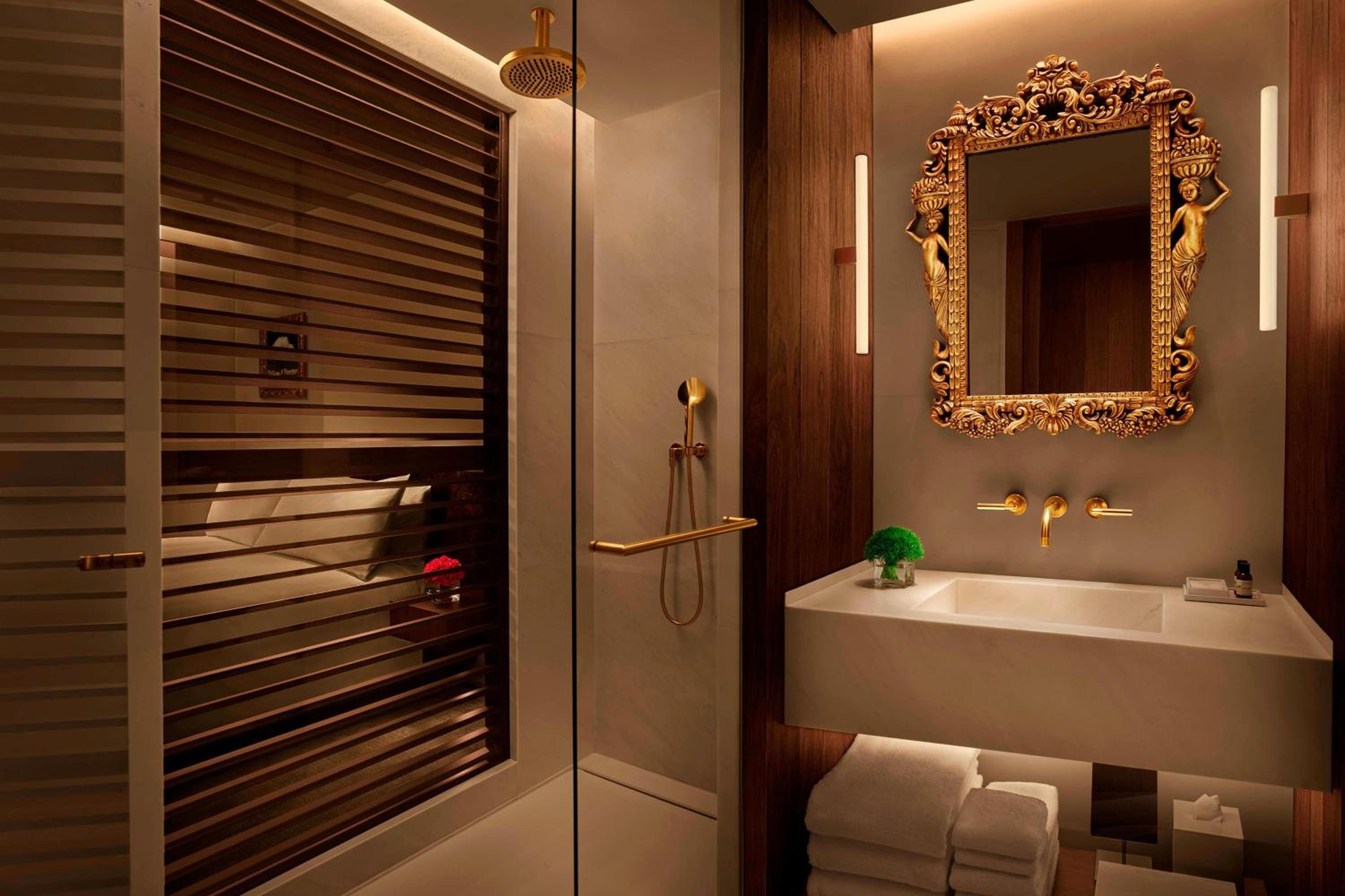 Deluxe Room, 1 King thumbnail 5