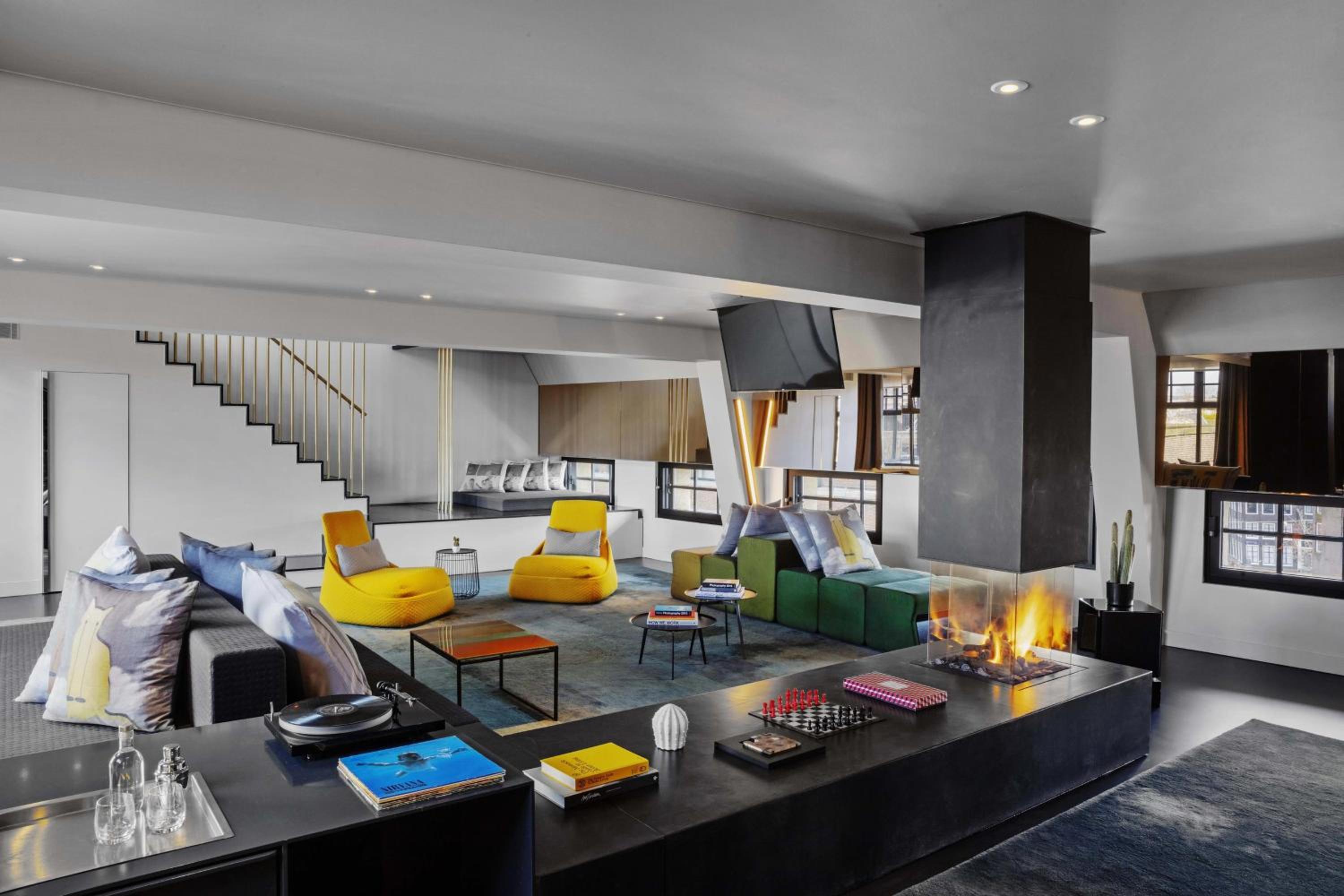 Extreme WOW Bank, 1 Bedroom Bi-level Suite, Canal view