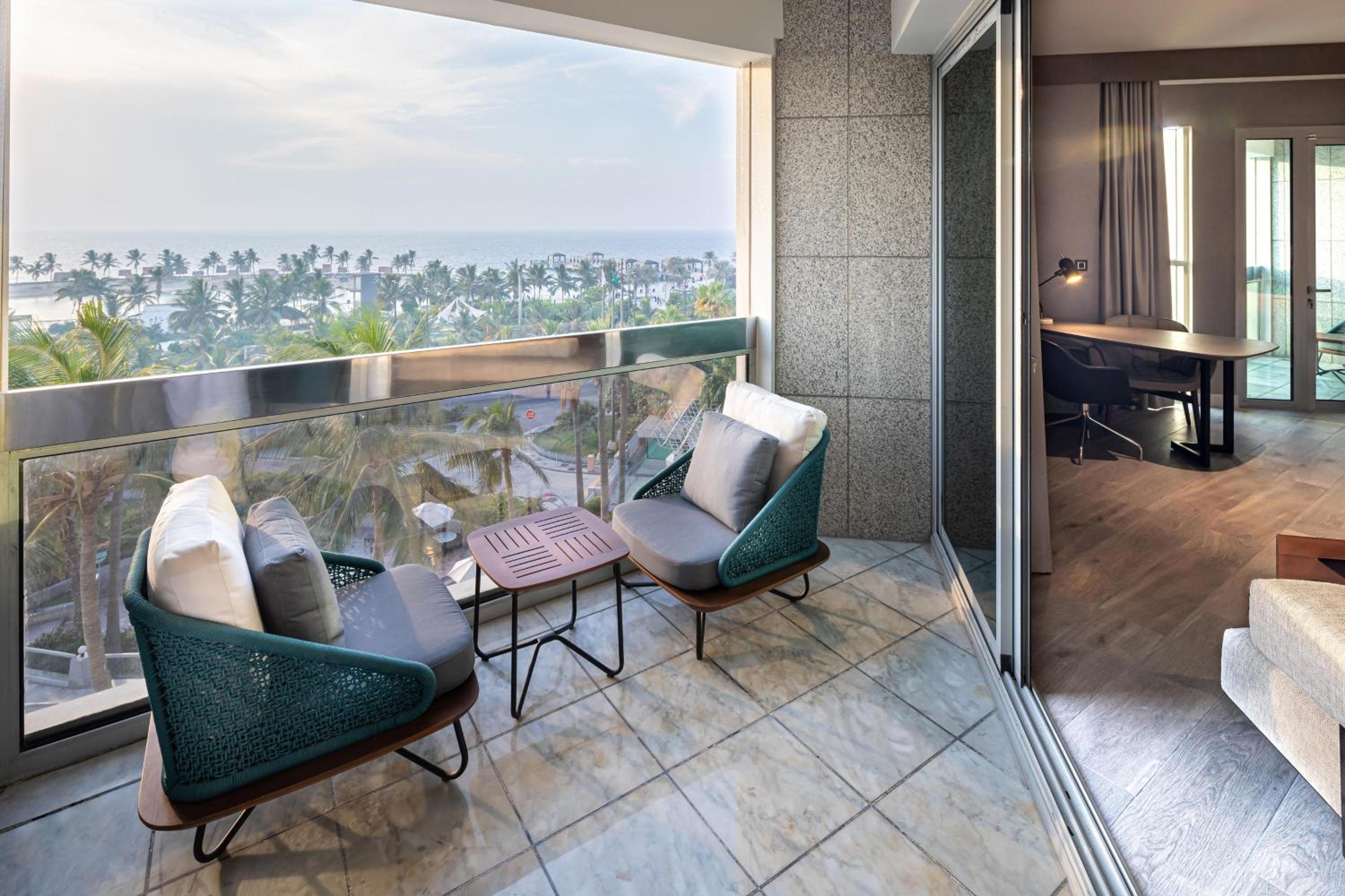 Executive Suite Sea View, Club lounge access, 1 King - Photo 4