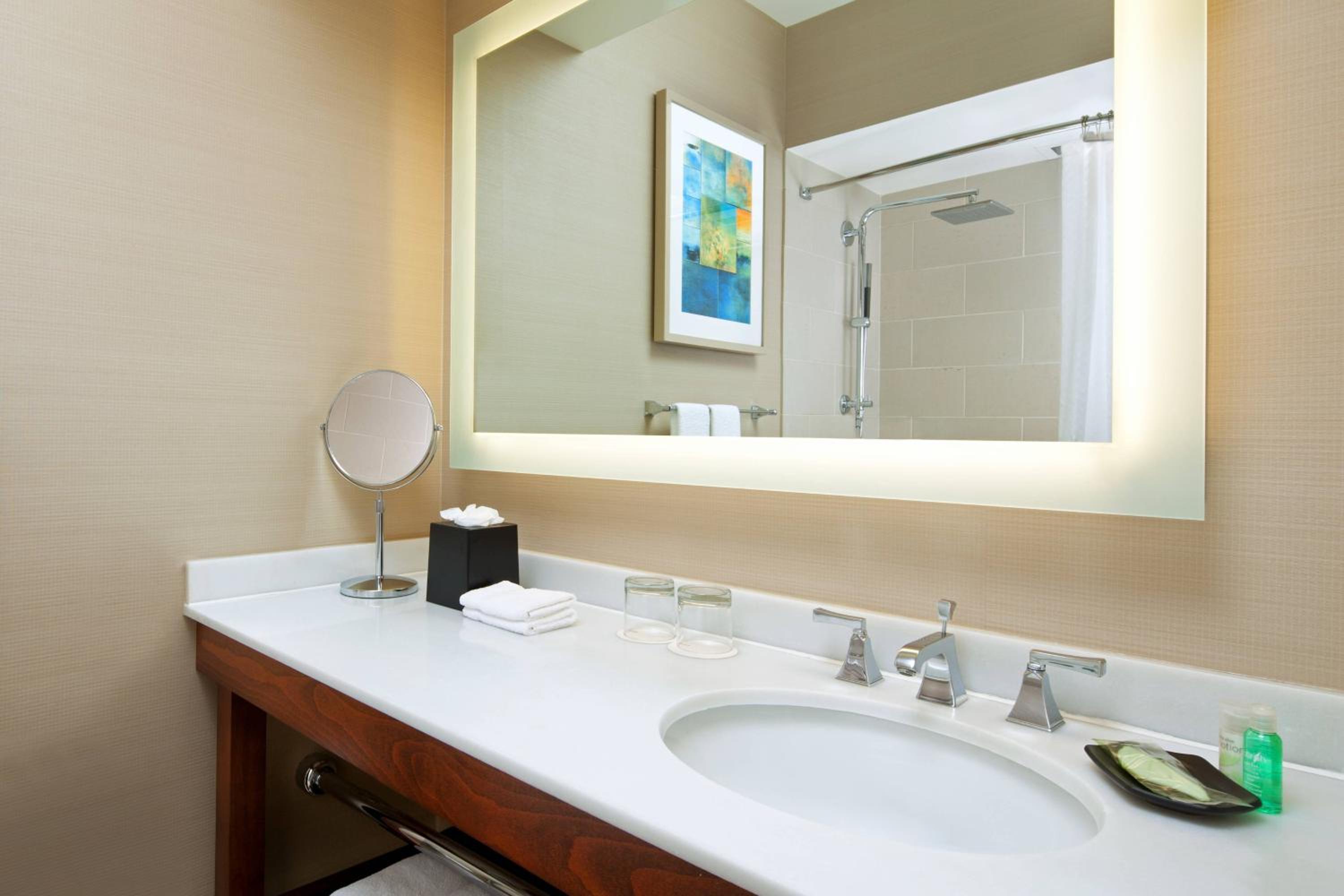 Guest Room, 1 King - Photo 2