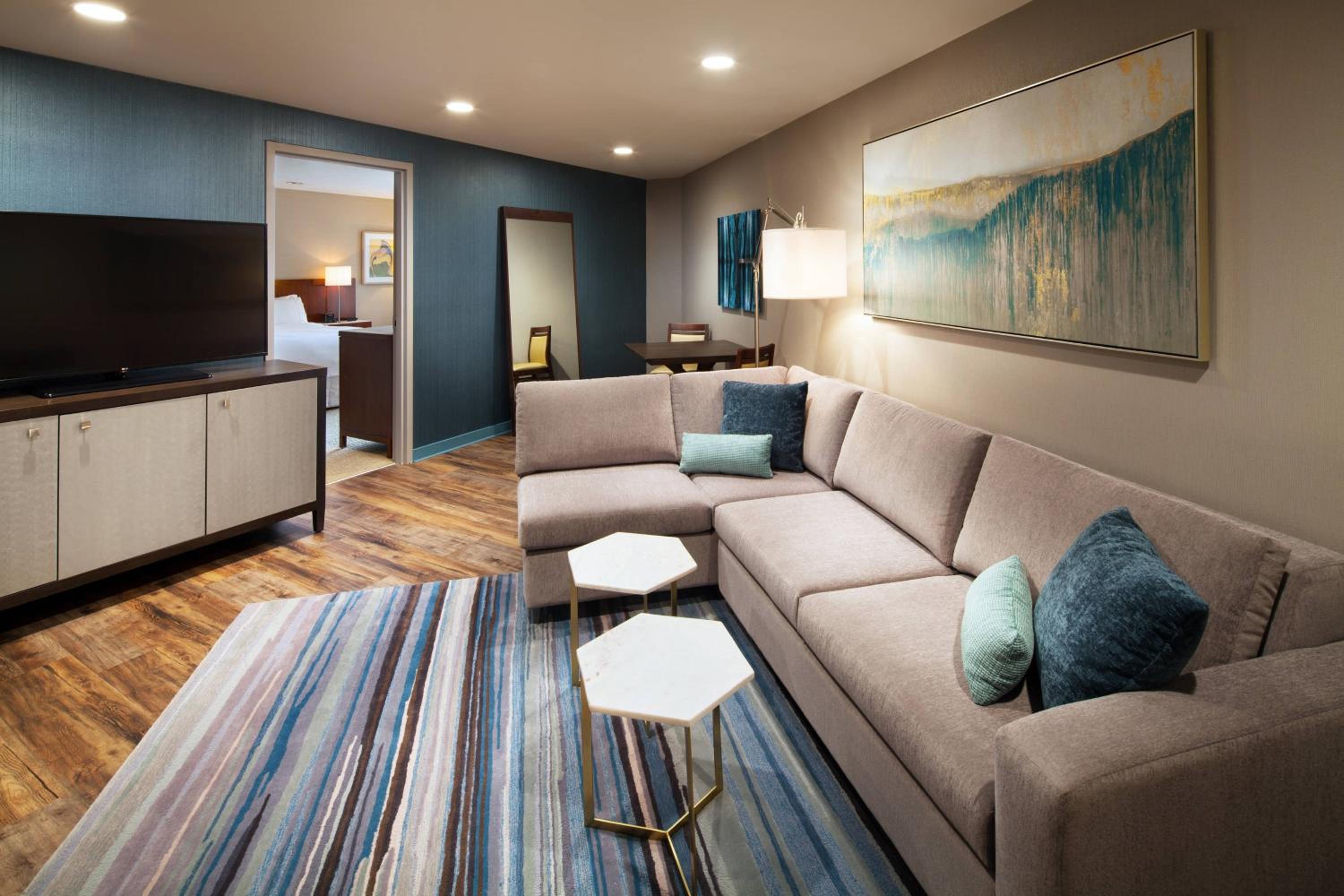 Executive Suite, 1 King - Photo 2