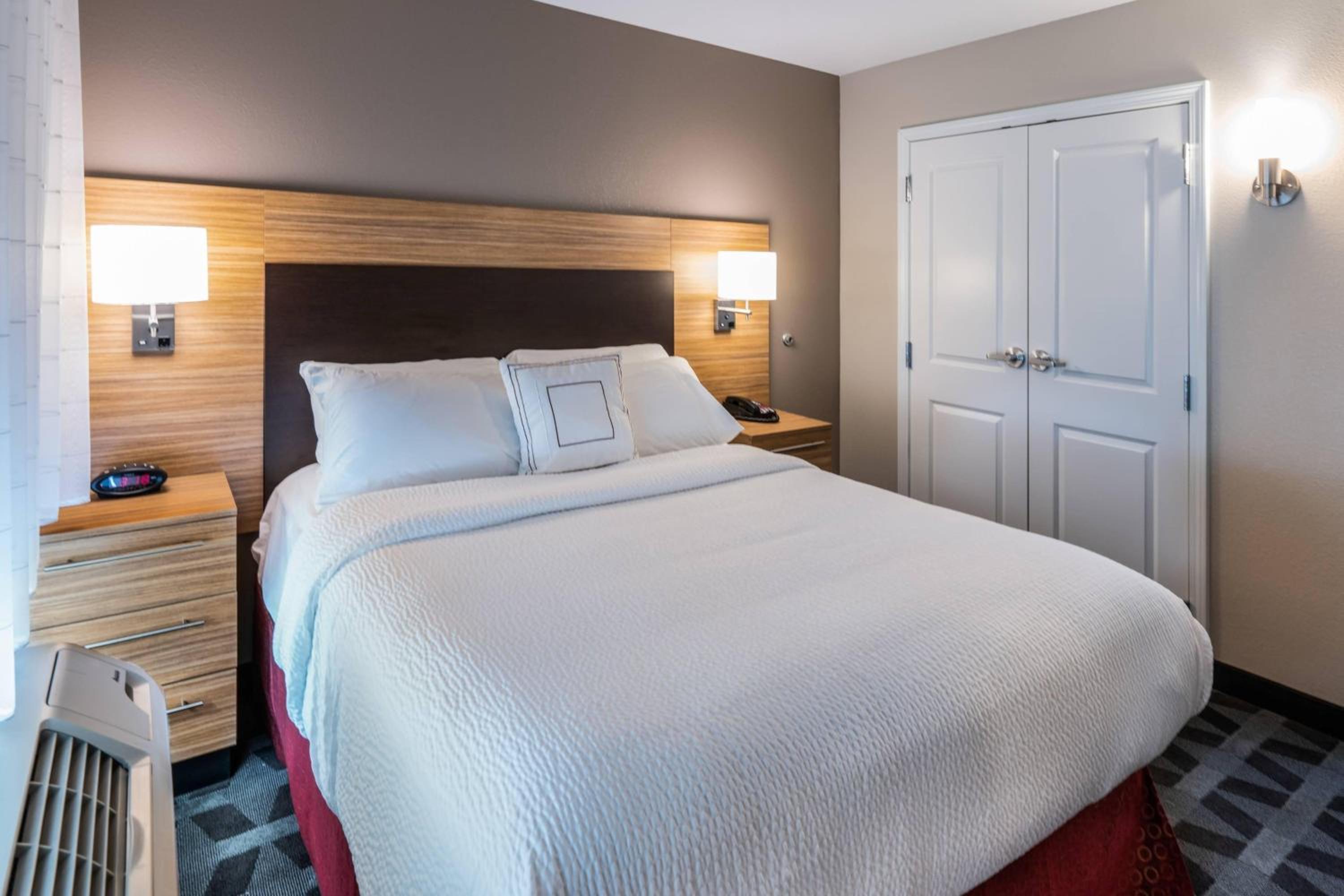One-Bedroom Queen Suite with Sofa Bed photo 2