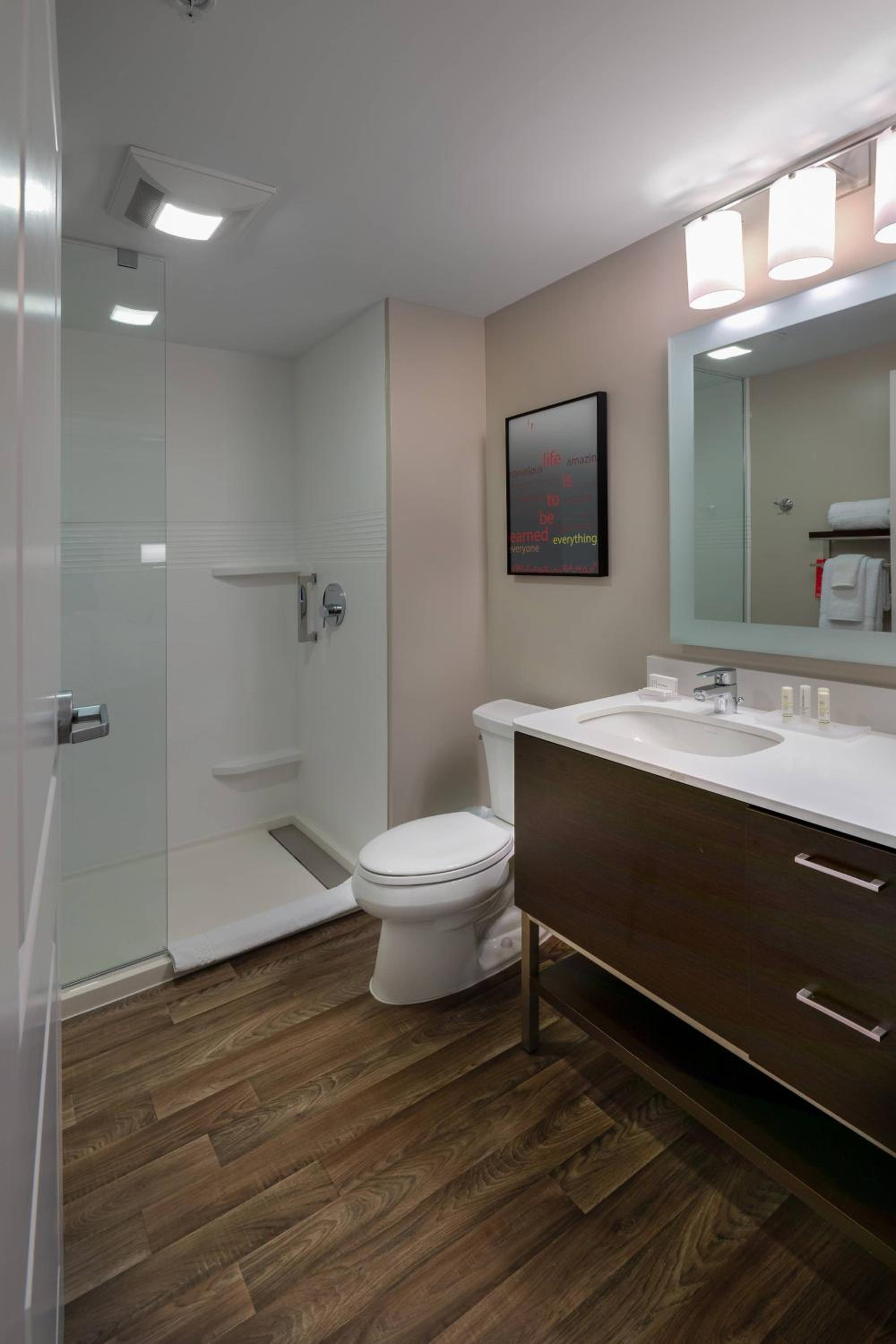 King Studio with Sofa Bed and Adapted Tub - Mobility Accessible photo 2