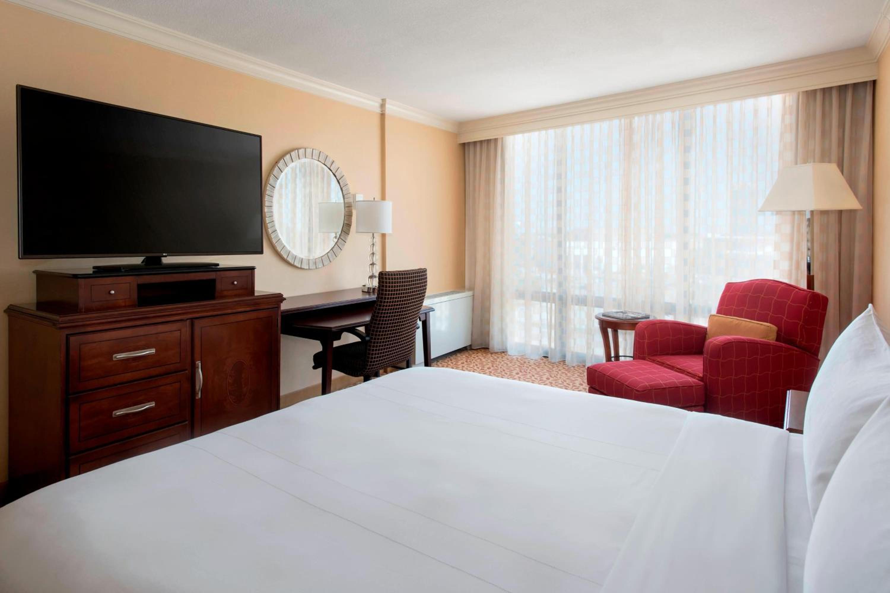 Guest Room with King Bed - Photo 1