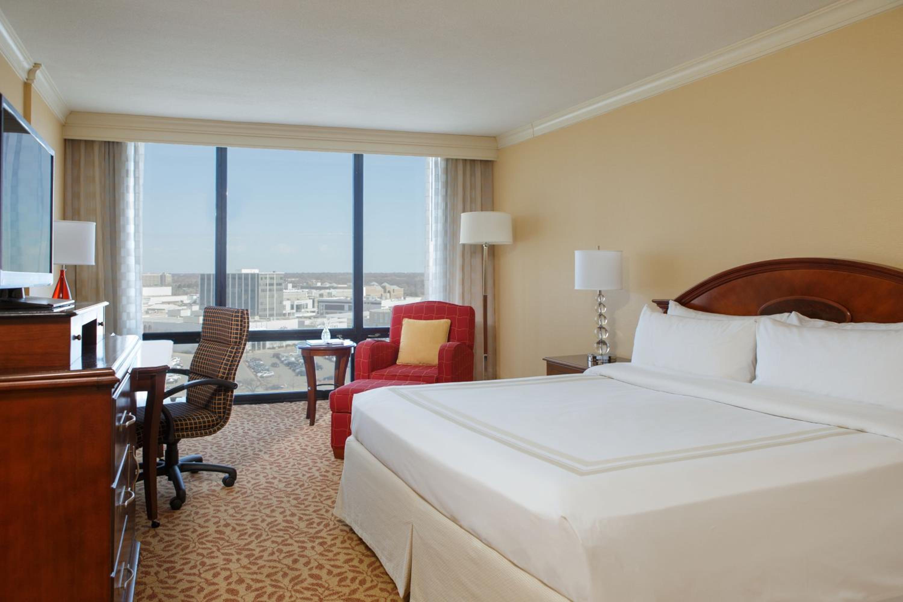 Junior King Suite with Sofa Bed - Photo 2