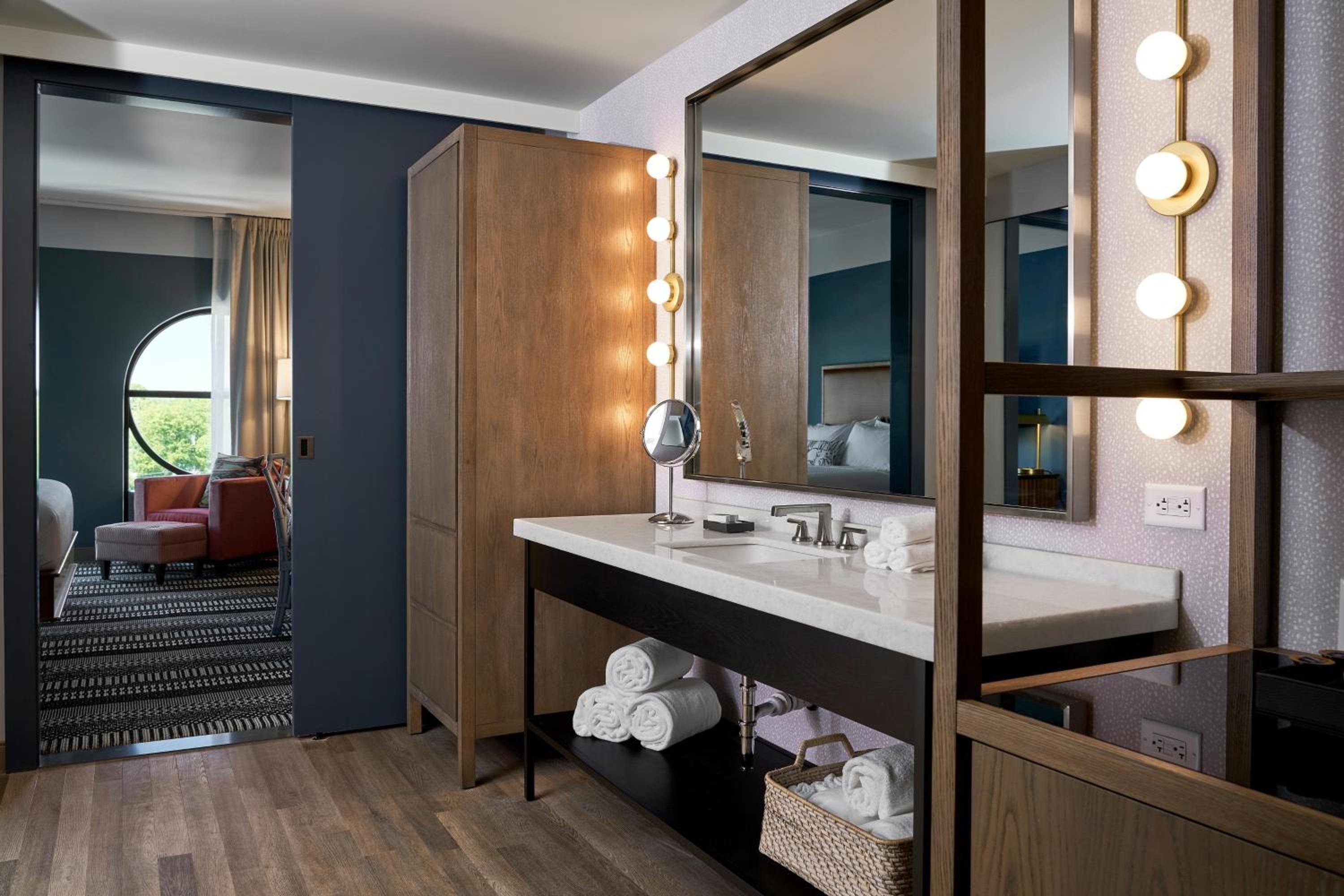 Standard King Room - Photo 5