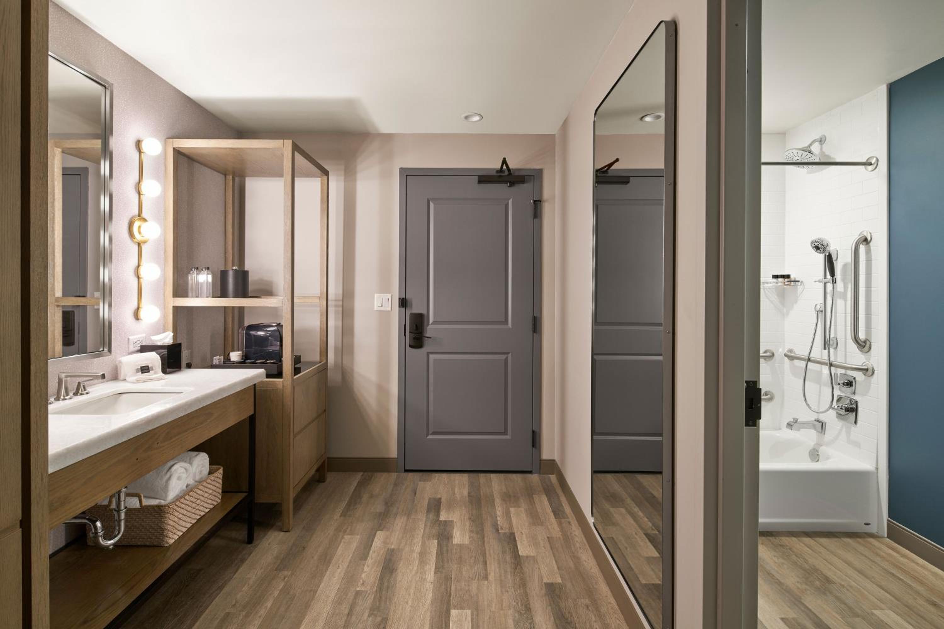 Standard Guest Room with  2 Queen Bed - Photo 2