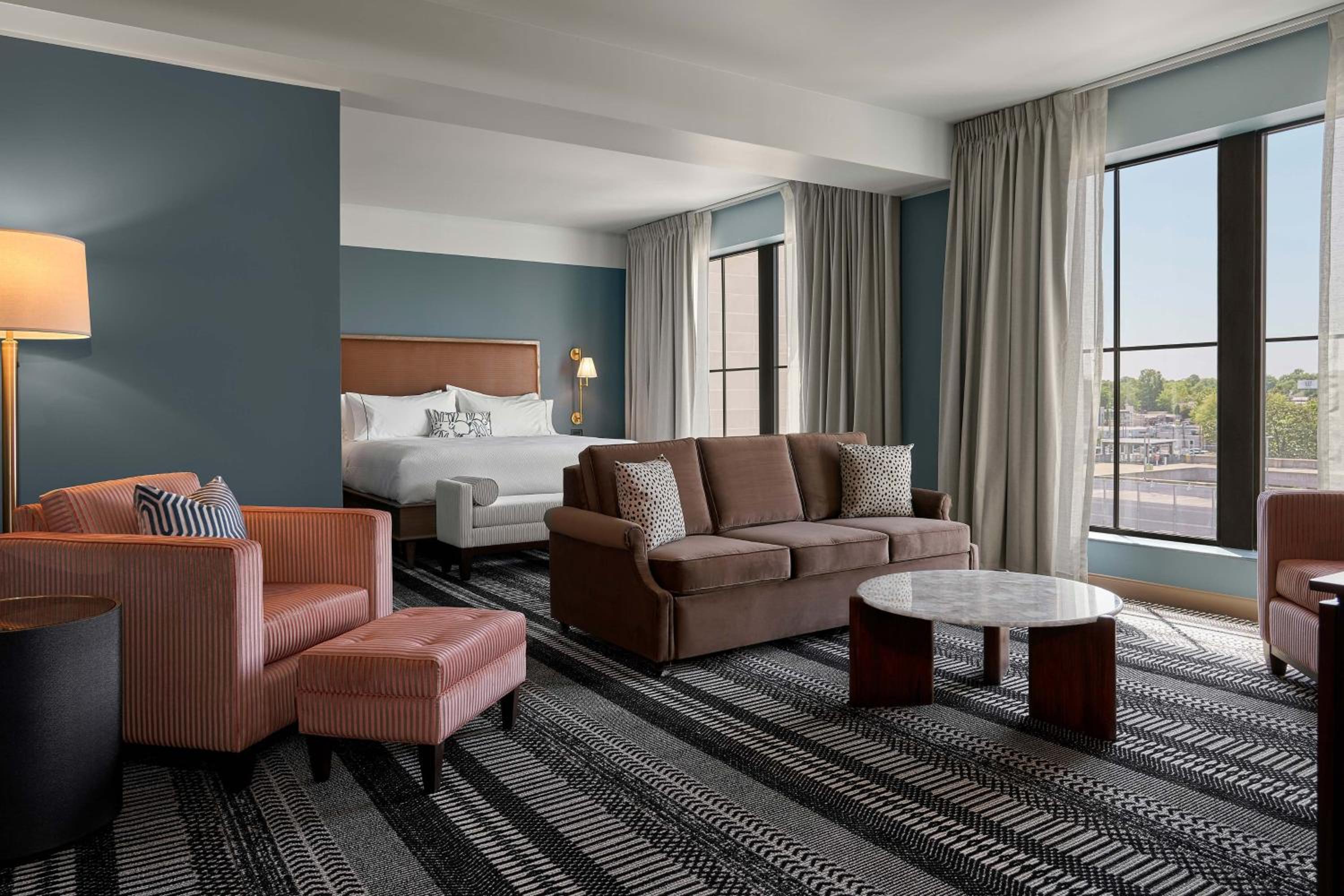 Junior Suite with 1 King, Alternate bed: sofa bed