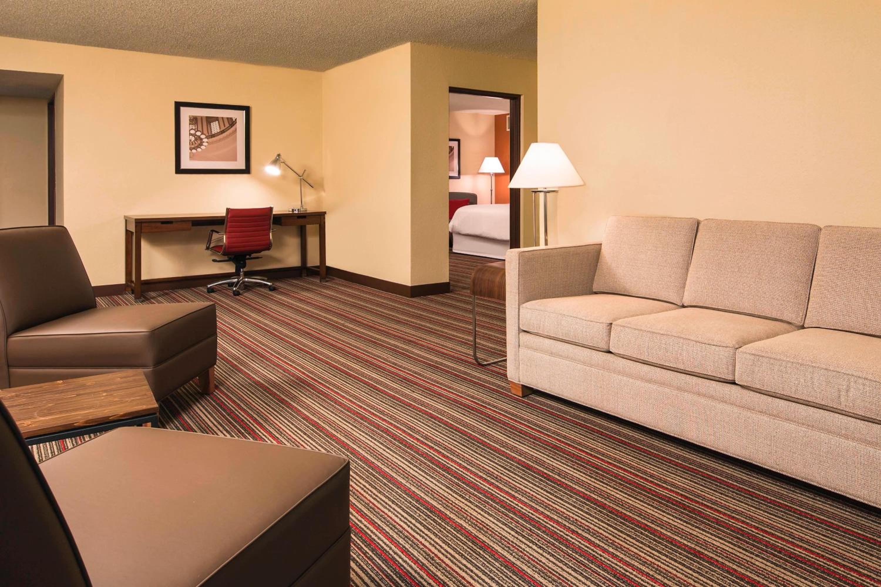 1 Bedroom 2 room Suite, 1 King, Alternate bed: sofa bed - Photo 1