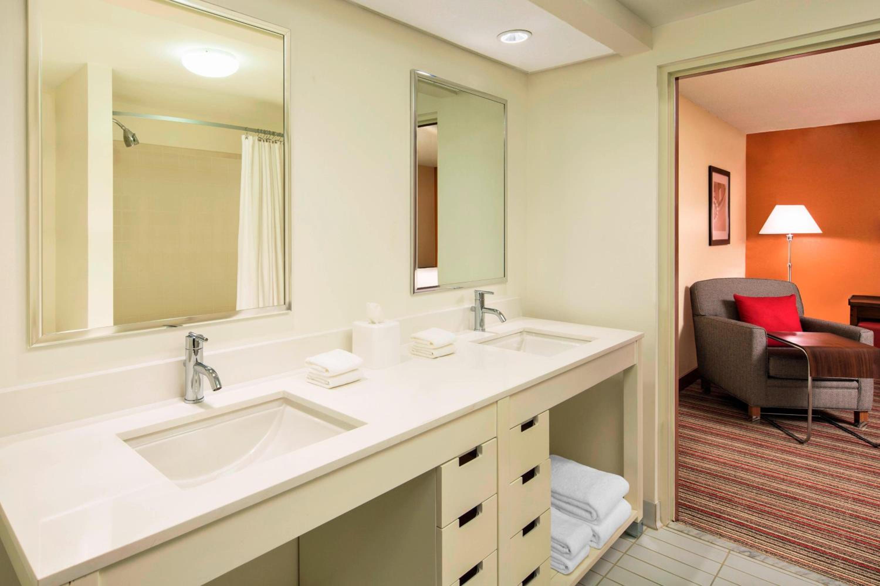 1 Bedroom 2 room Suite, 1 King, Alternate bed: sofa bed - Photo 3