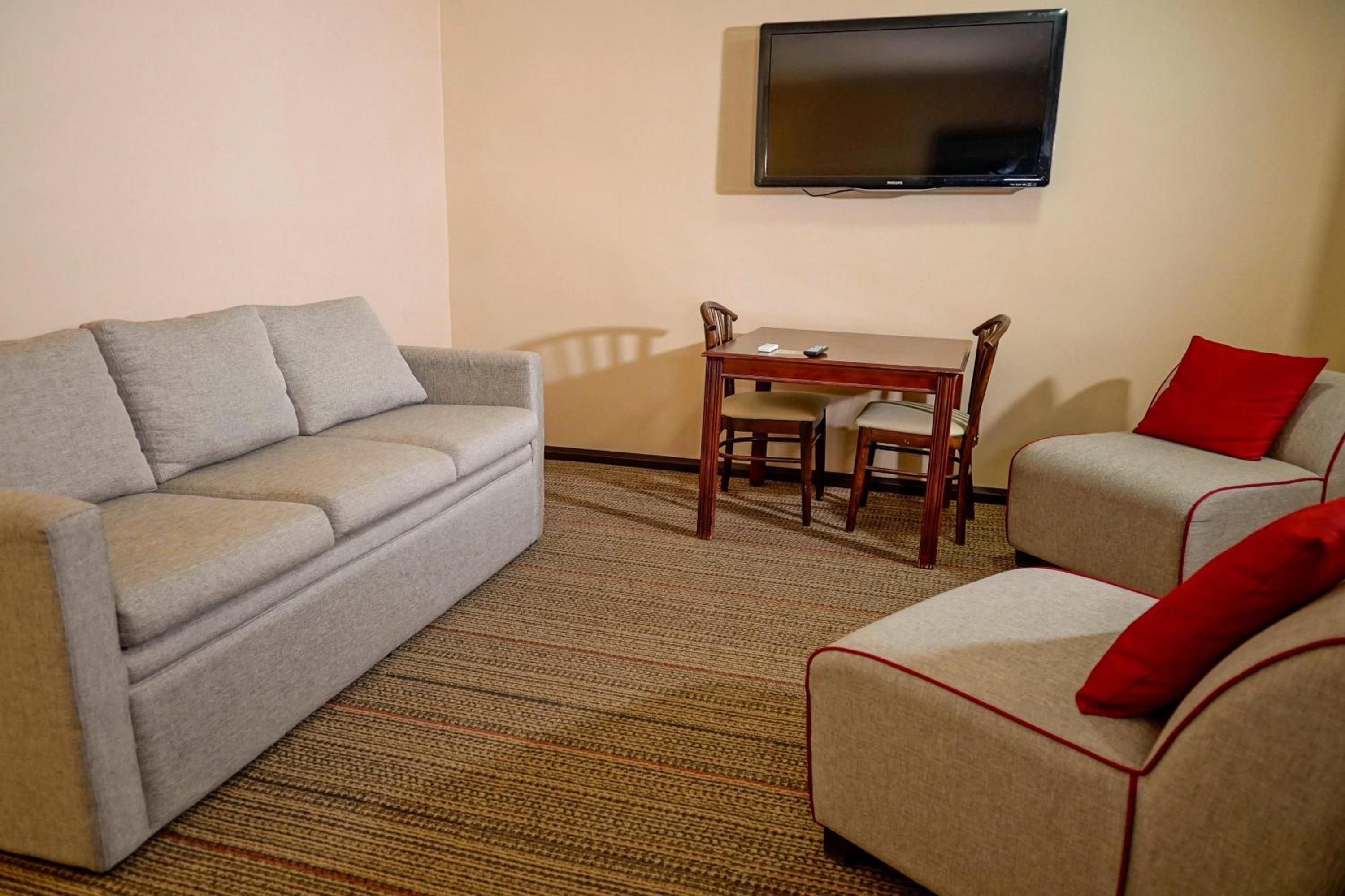 Suite with living area, 1 Bedroom 2 room Suite, 1 King - Photo 5