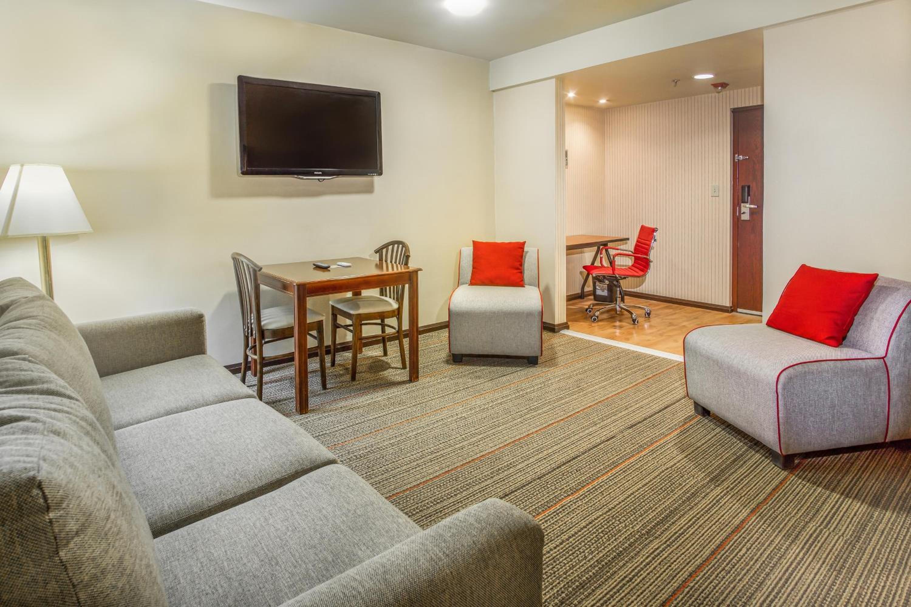 Suite with living area, 1 Bedroom 2 room Suite, 1 King - Photo 4