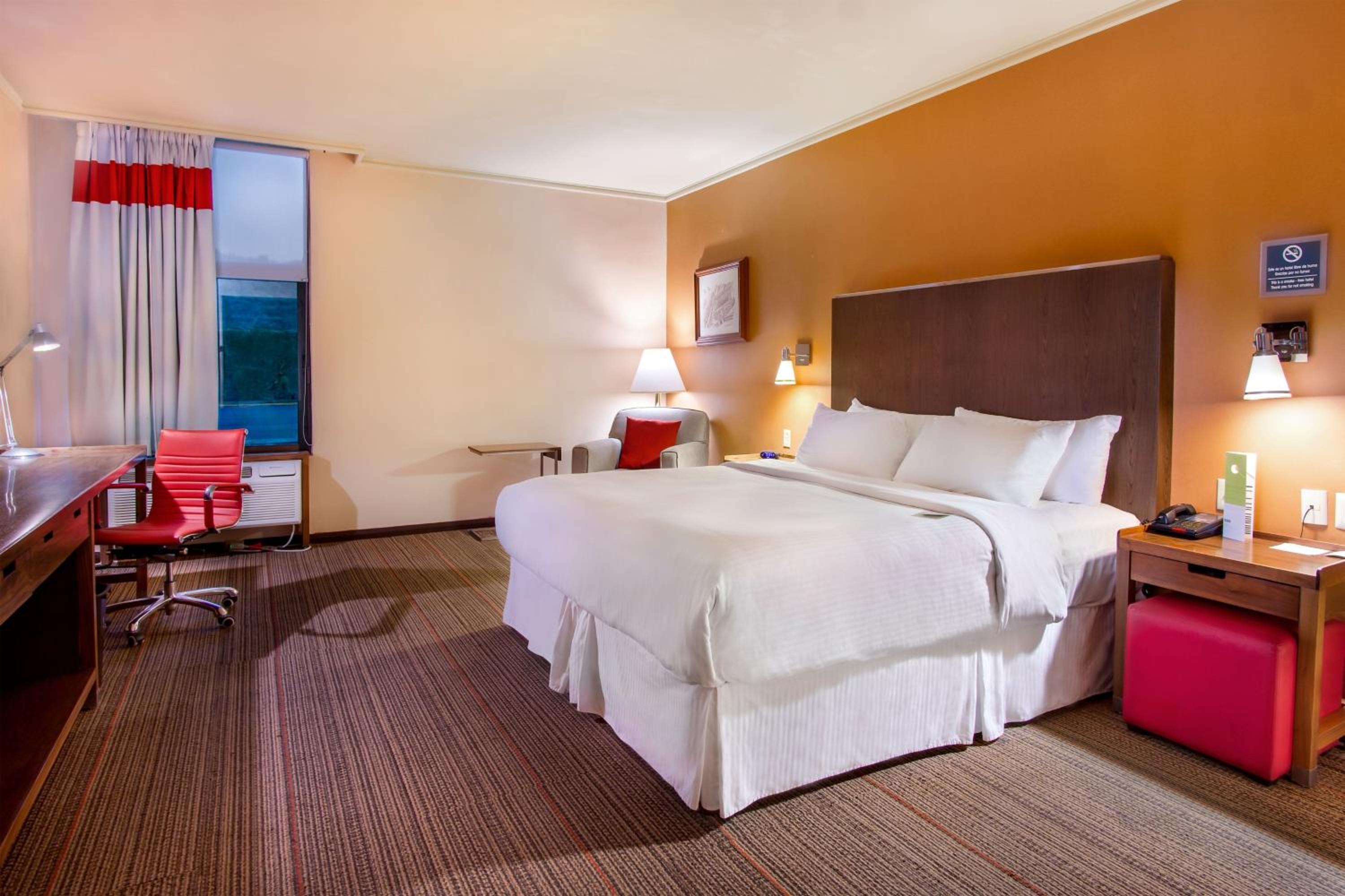 Traditional King, Guest room, 1 King - Photo 7
