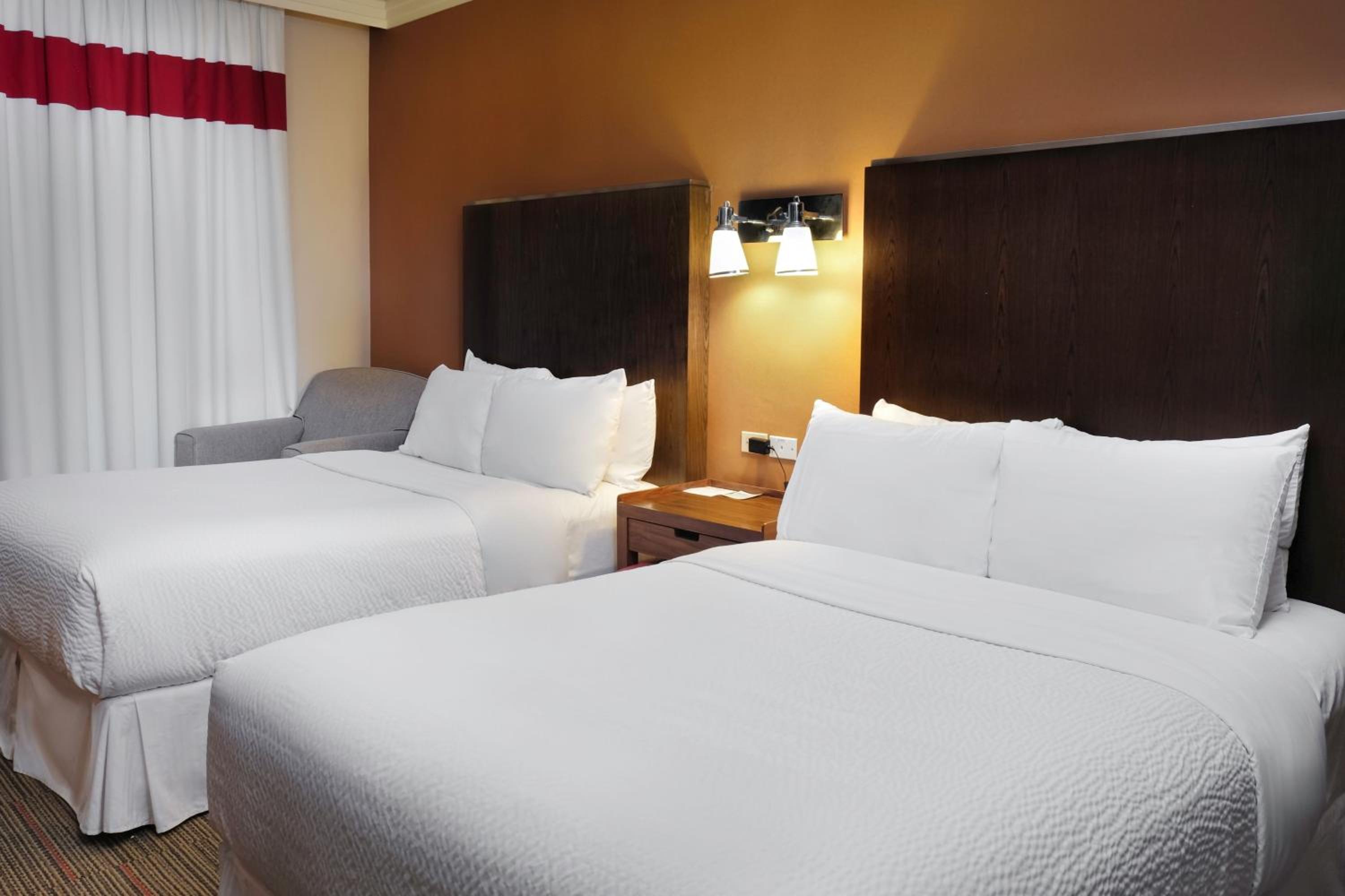 Deluxe Double Room with Two Double Beds - Photo 6