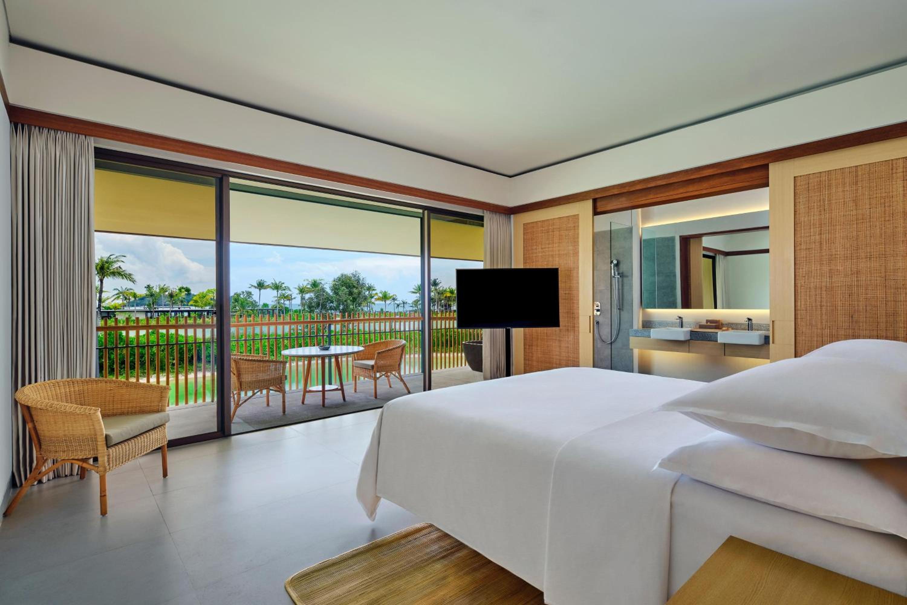 King Room with Lagoon View and Balcony - Photo 1