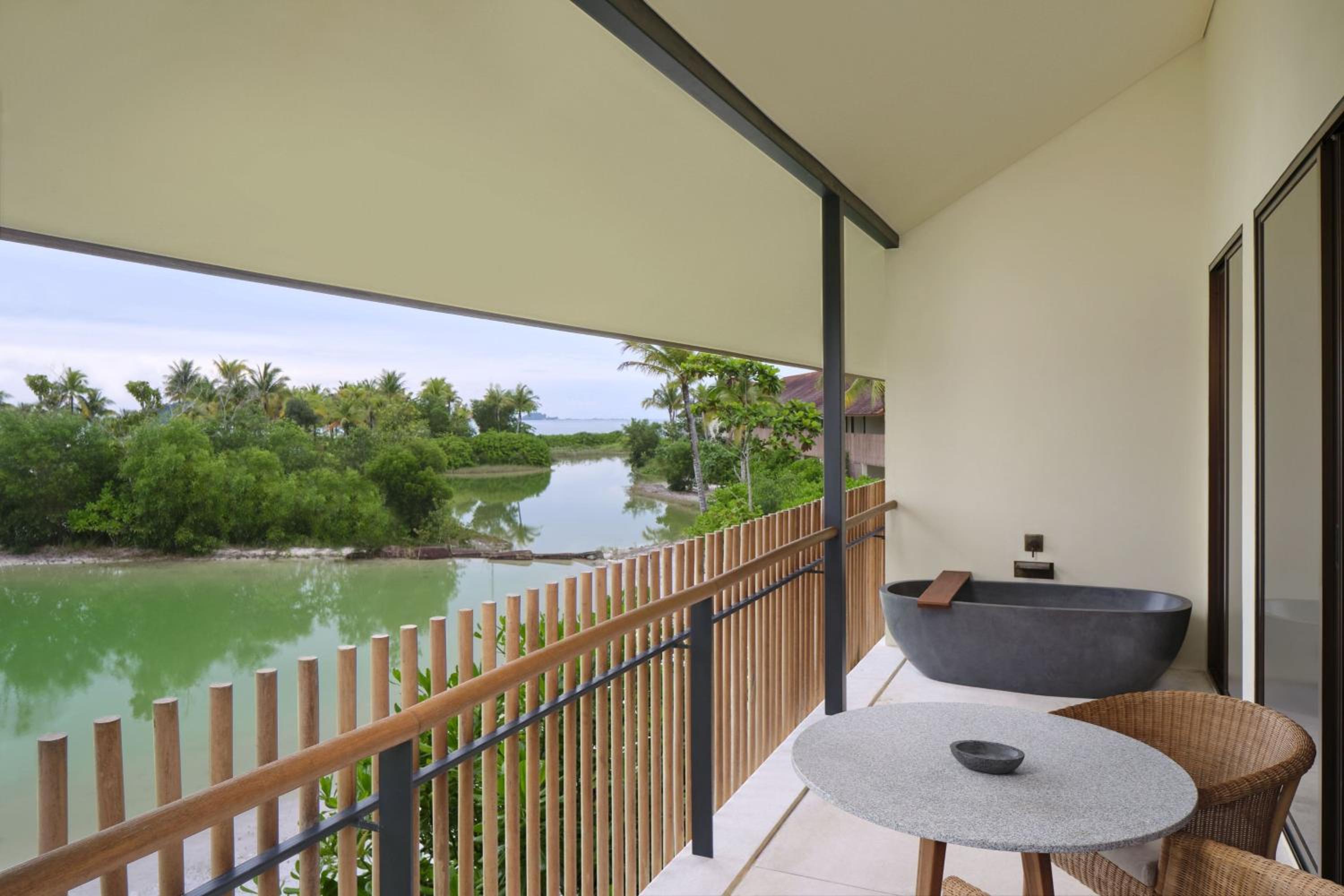 King Room with Lagoon View and Balcony - Photo 4