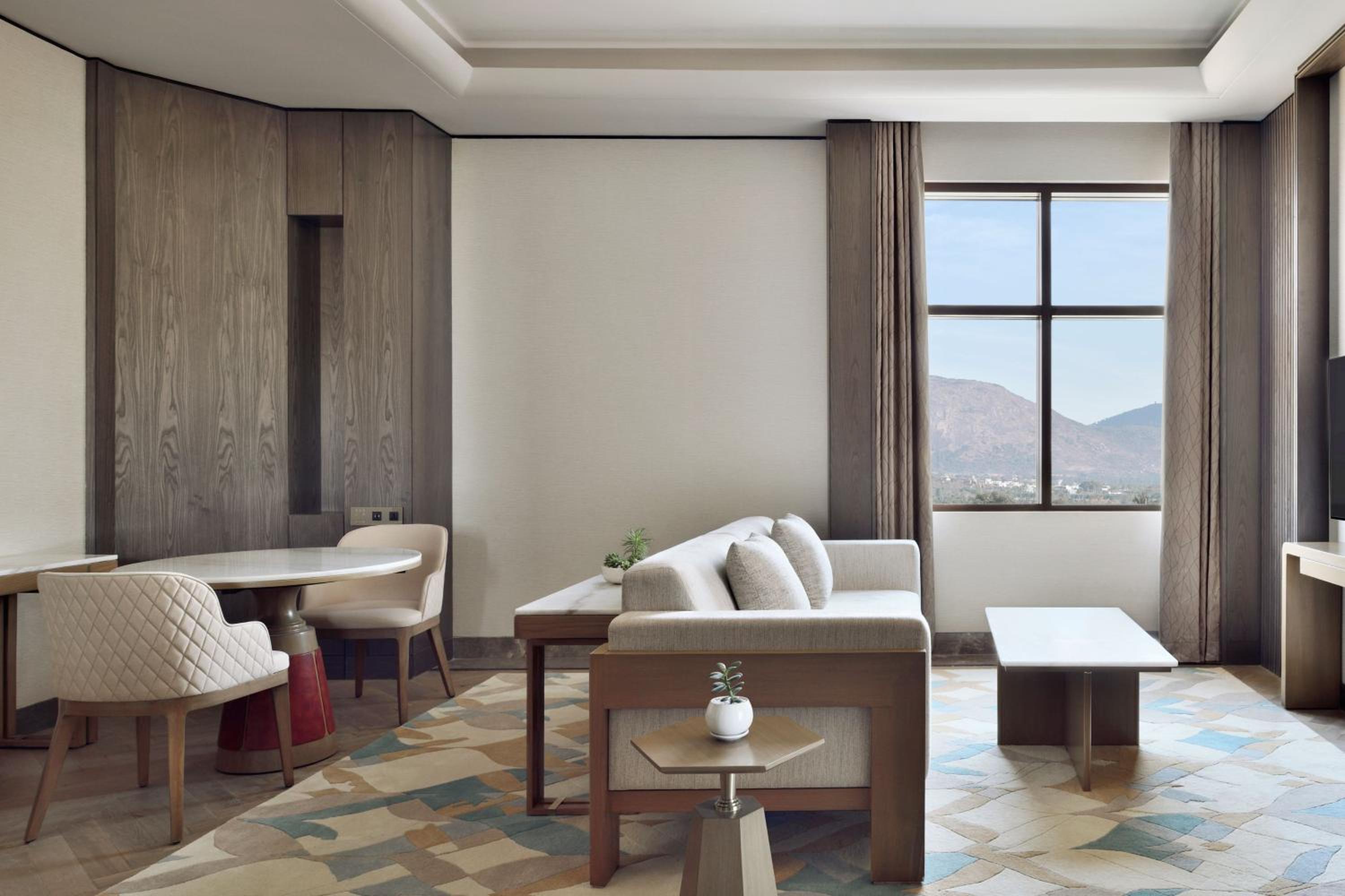 Corner King Suite with Golf View – Club Lounge Access with complimentary evening local tea experience - Photo 1