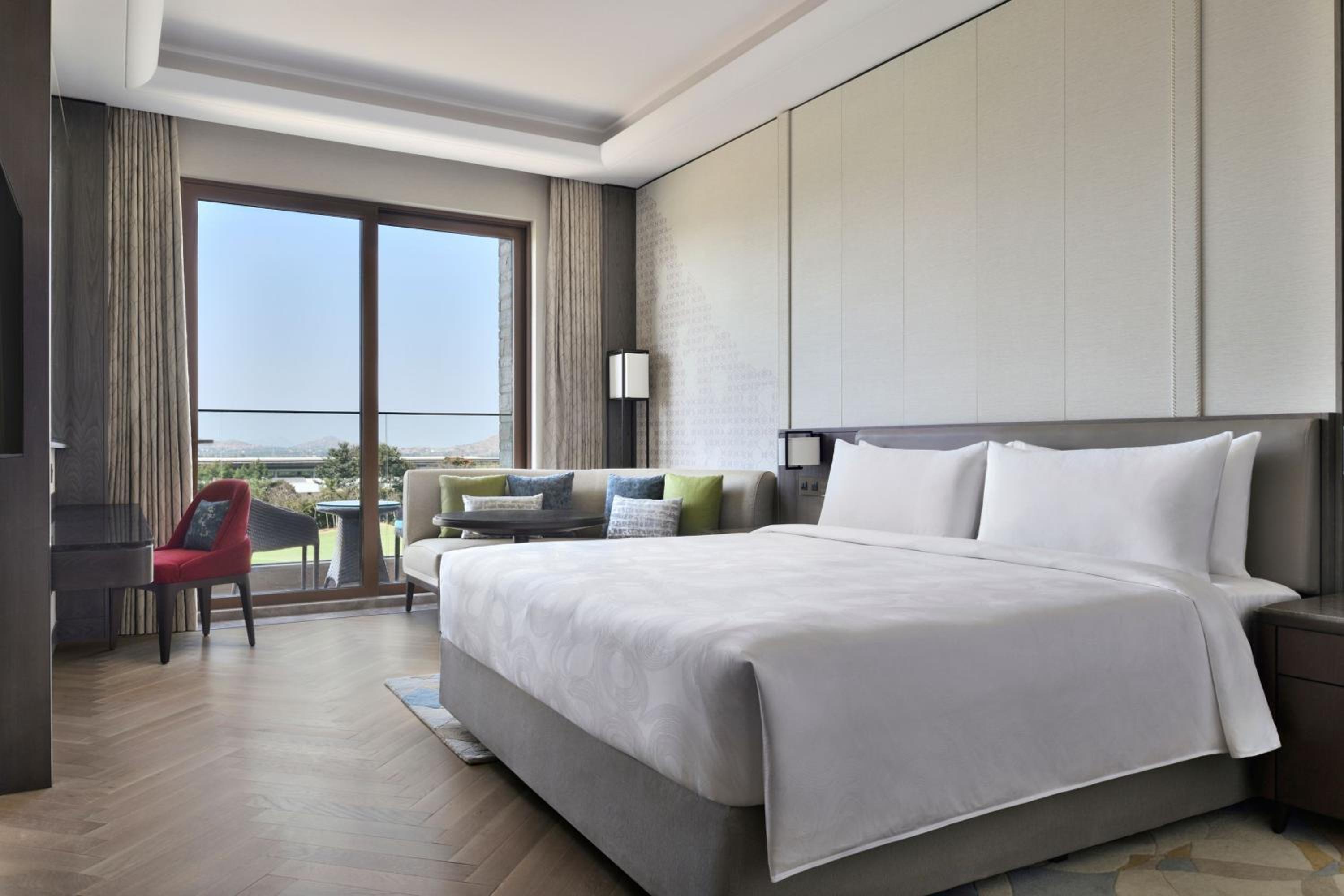Signature King Suite with Balcony – Club Lounge Access with complimentary evening local tea experience Signature King Suite with Balcony – Club Lounge Access with complimentary evening local tea experience