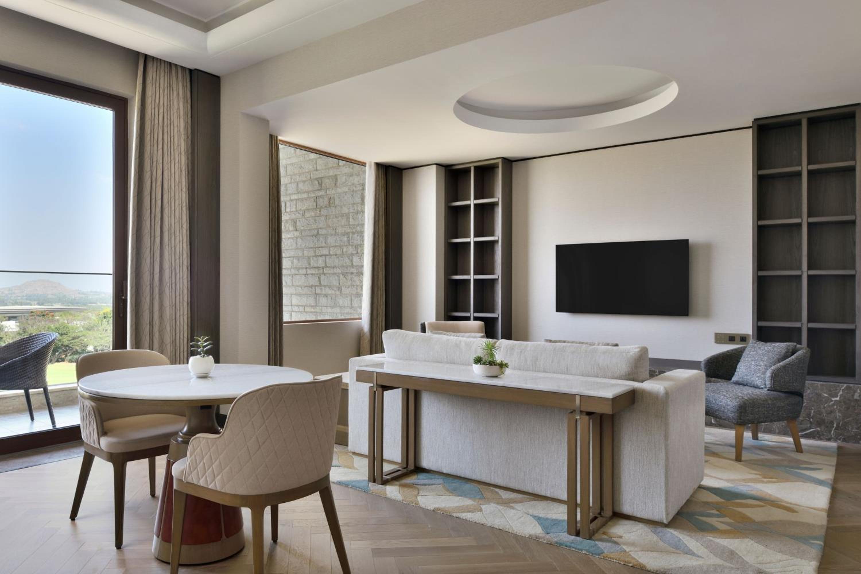 Signature King Suite with Balcony – Club Lounge Access with complimentary evening local tea experience