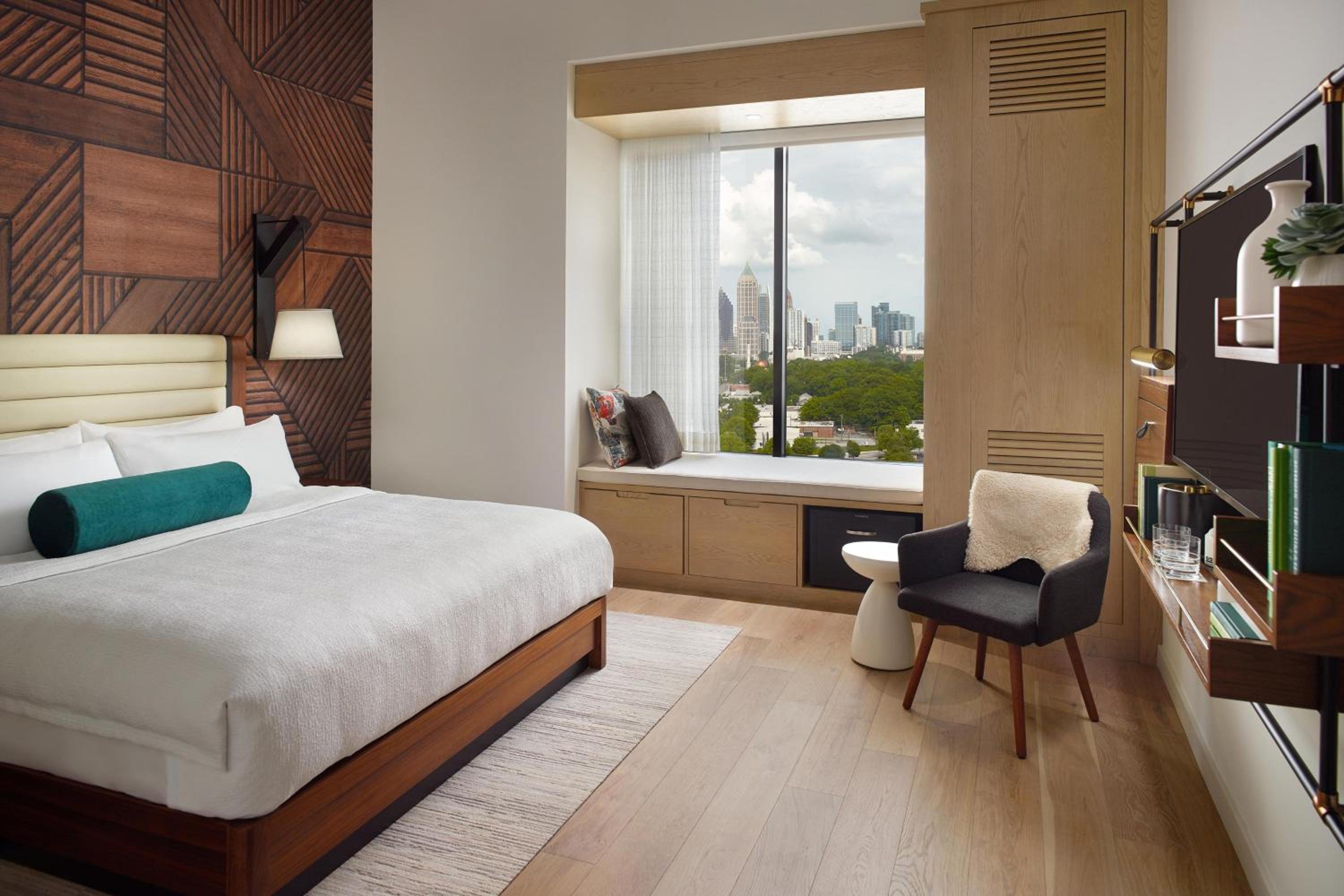 Deluxe King Guest Room with Skyline View - Photo 1