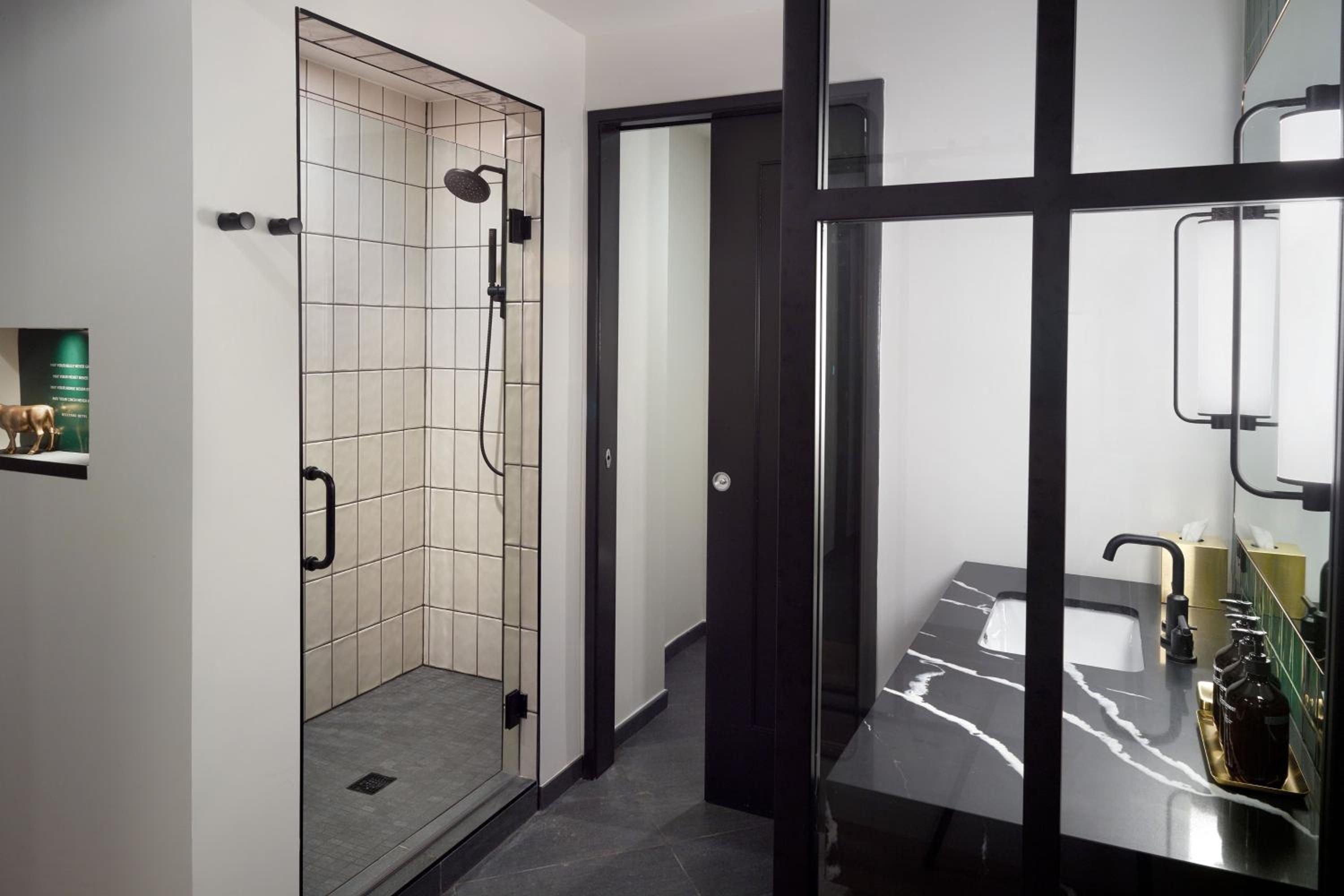 Deluxe King Guest Room - Photo 3