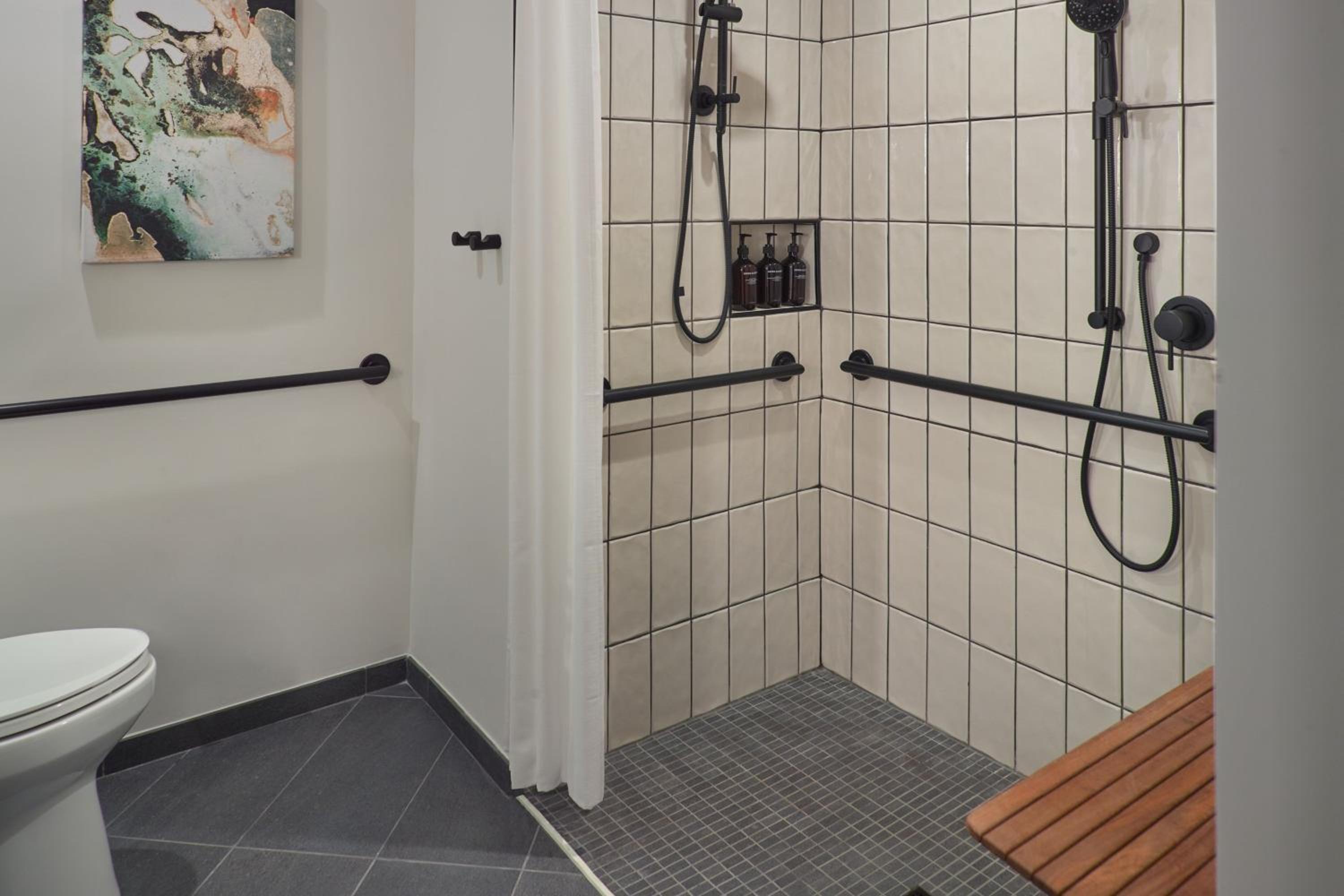 Deluxe King Guest Room - Photo 6