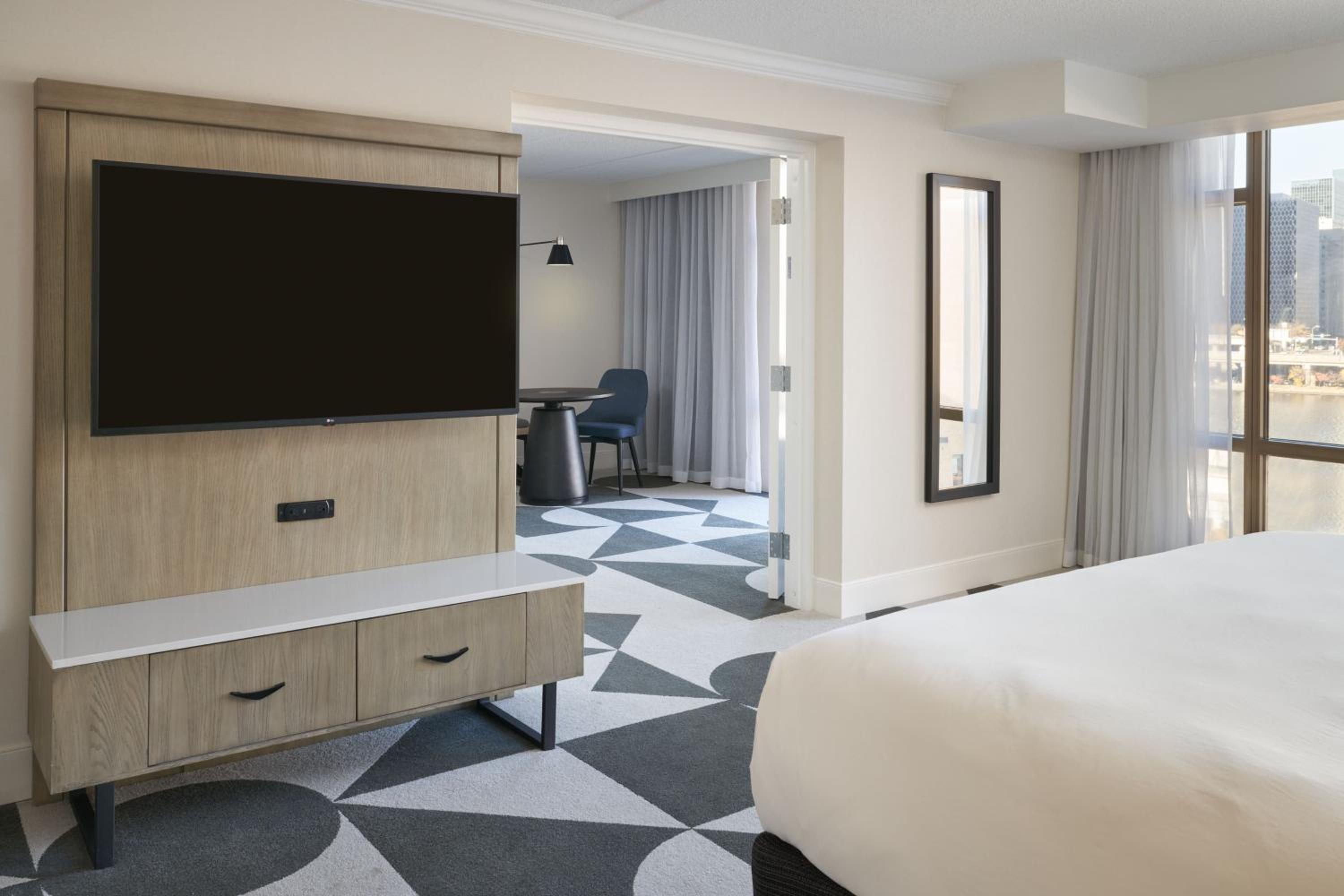 King Suite with City View - Photo 4