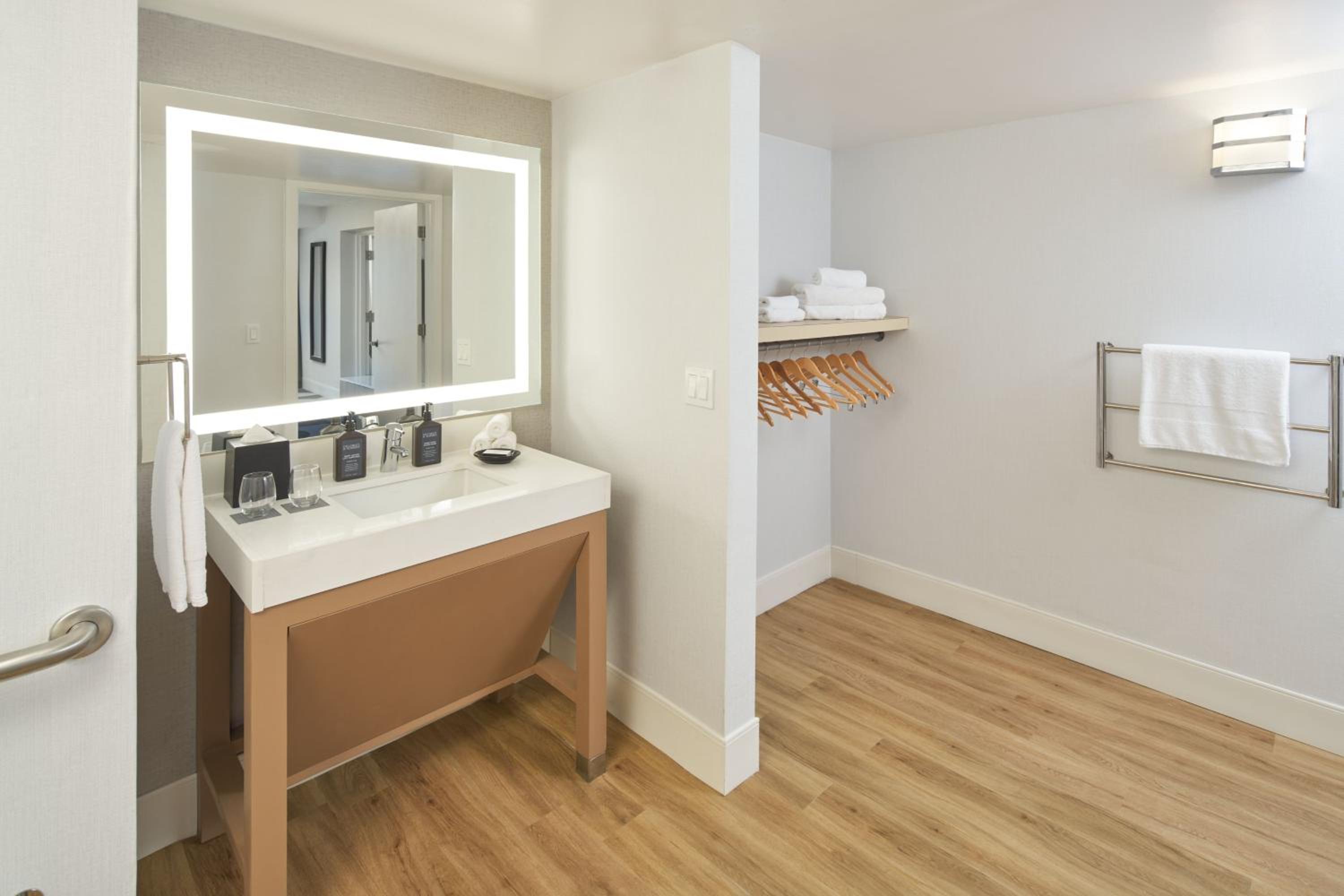 King Suite with City View - Photo 3