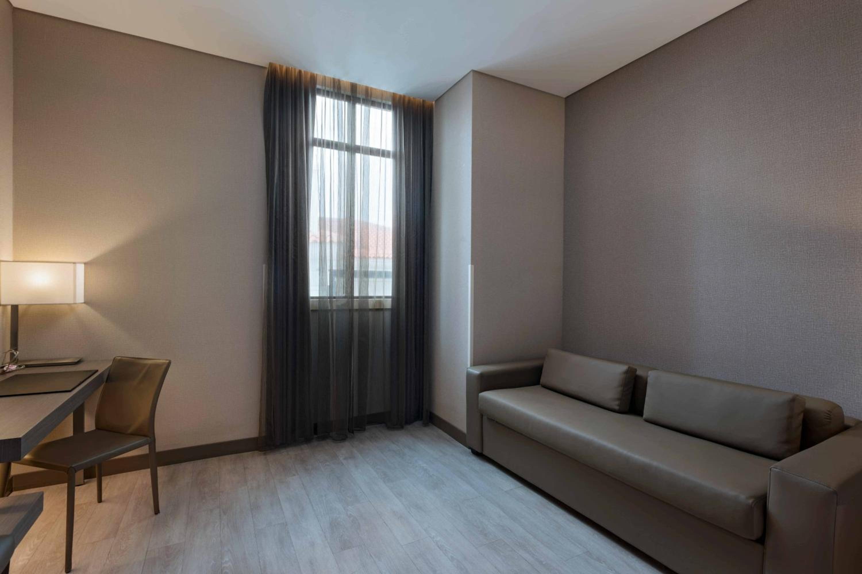 King Guest Room - Photo 3
