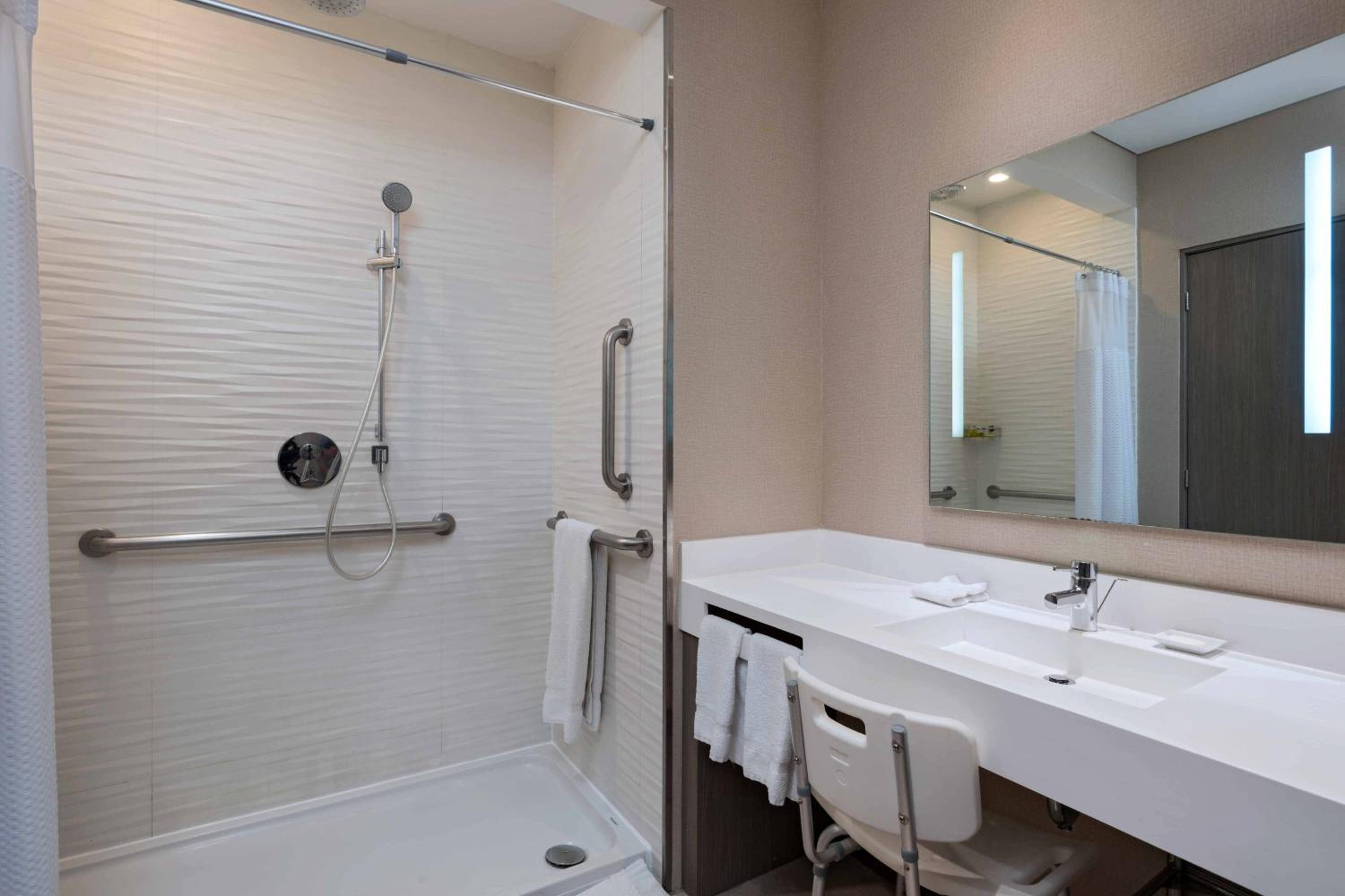 King Guest Room - Photo 5