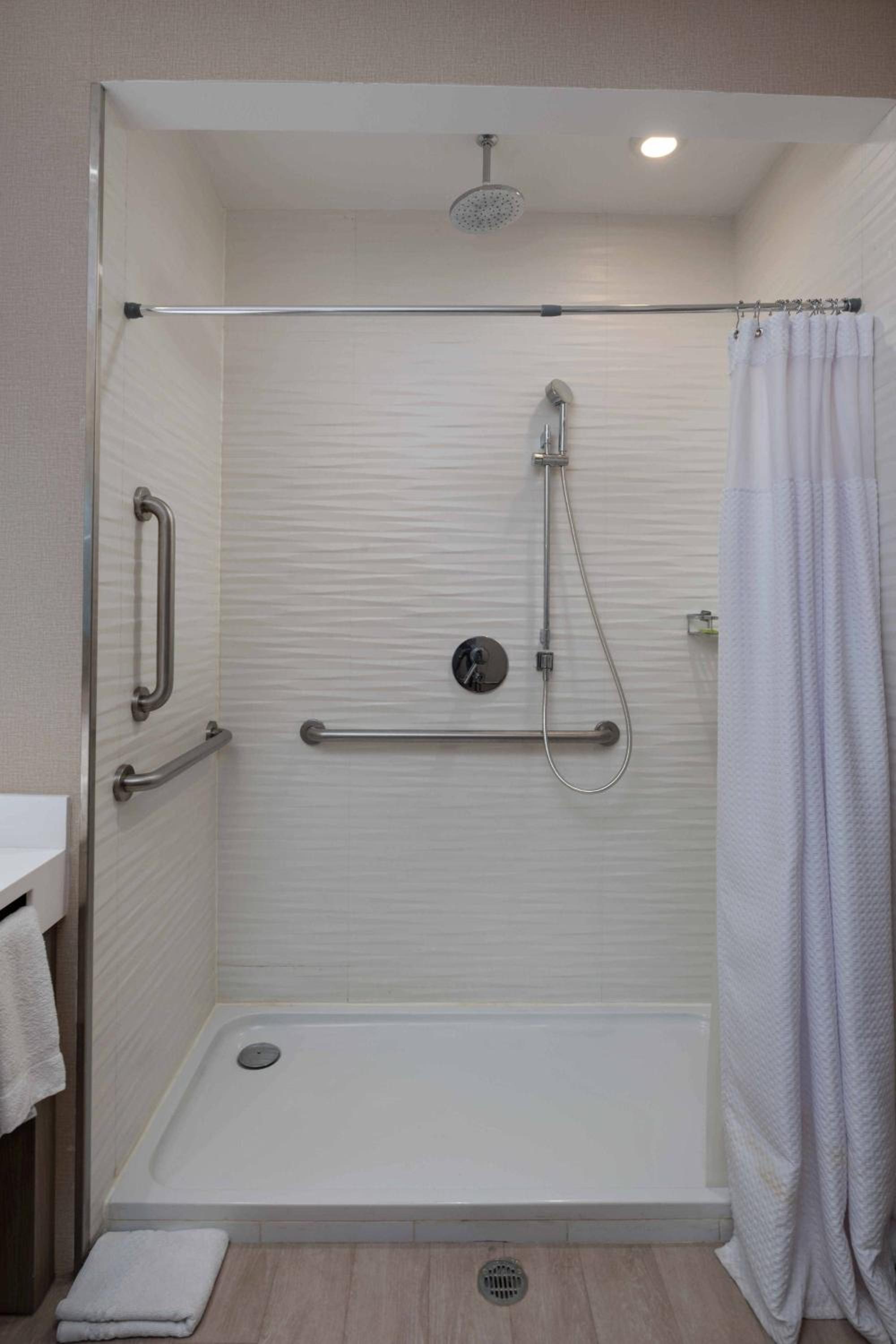 King Guest Room - Photo 6
