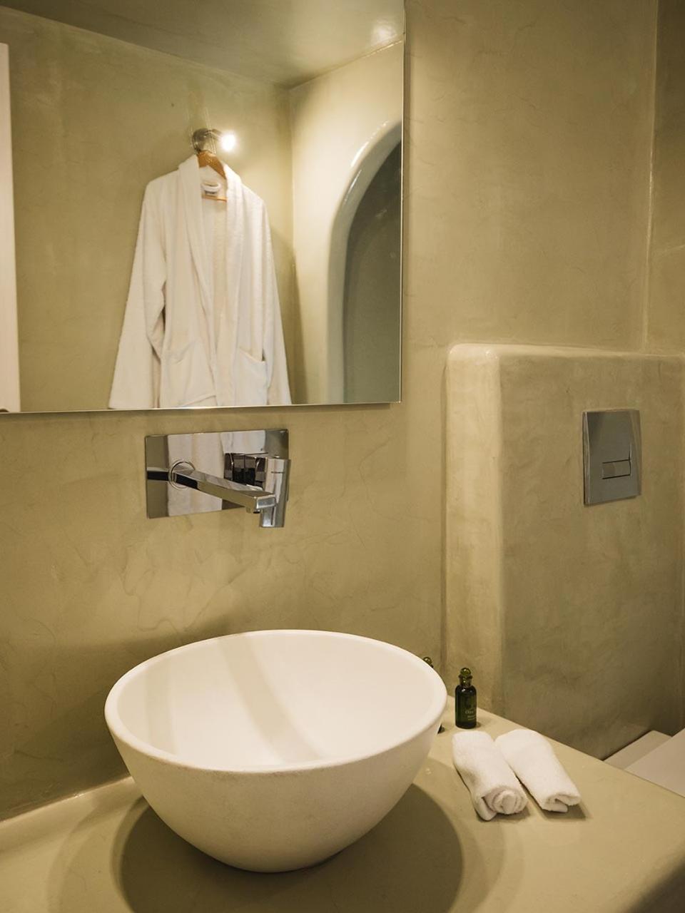Suite with Outdoor Hot Tub - Photo 10
