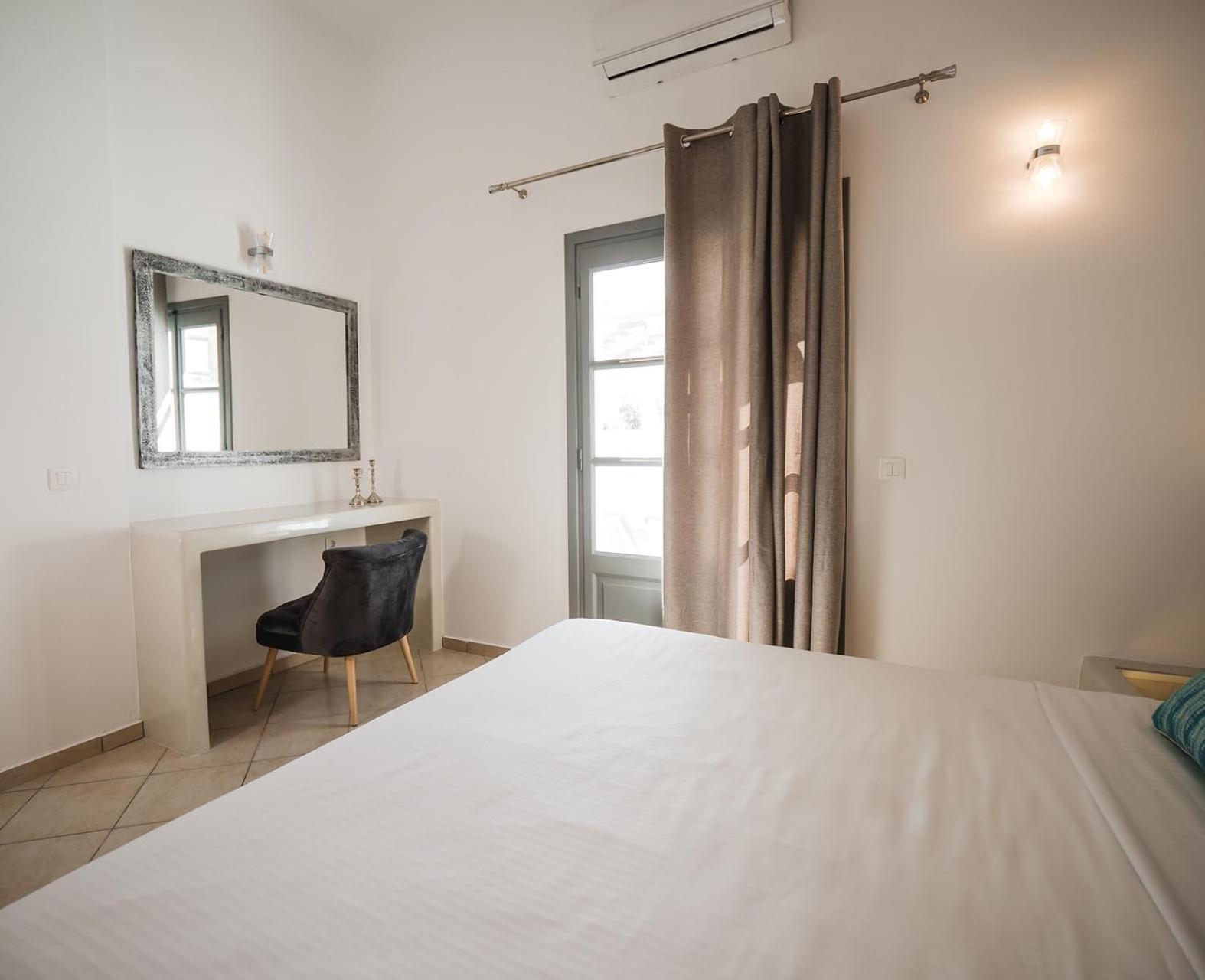 Suite with Outdoor Hot Tub - Photo 8
