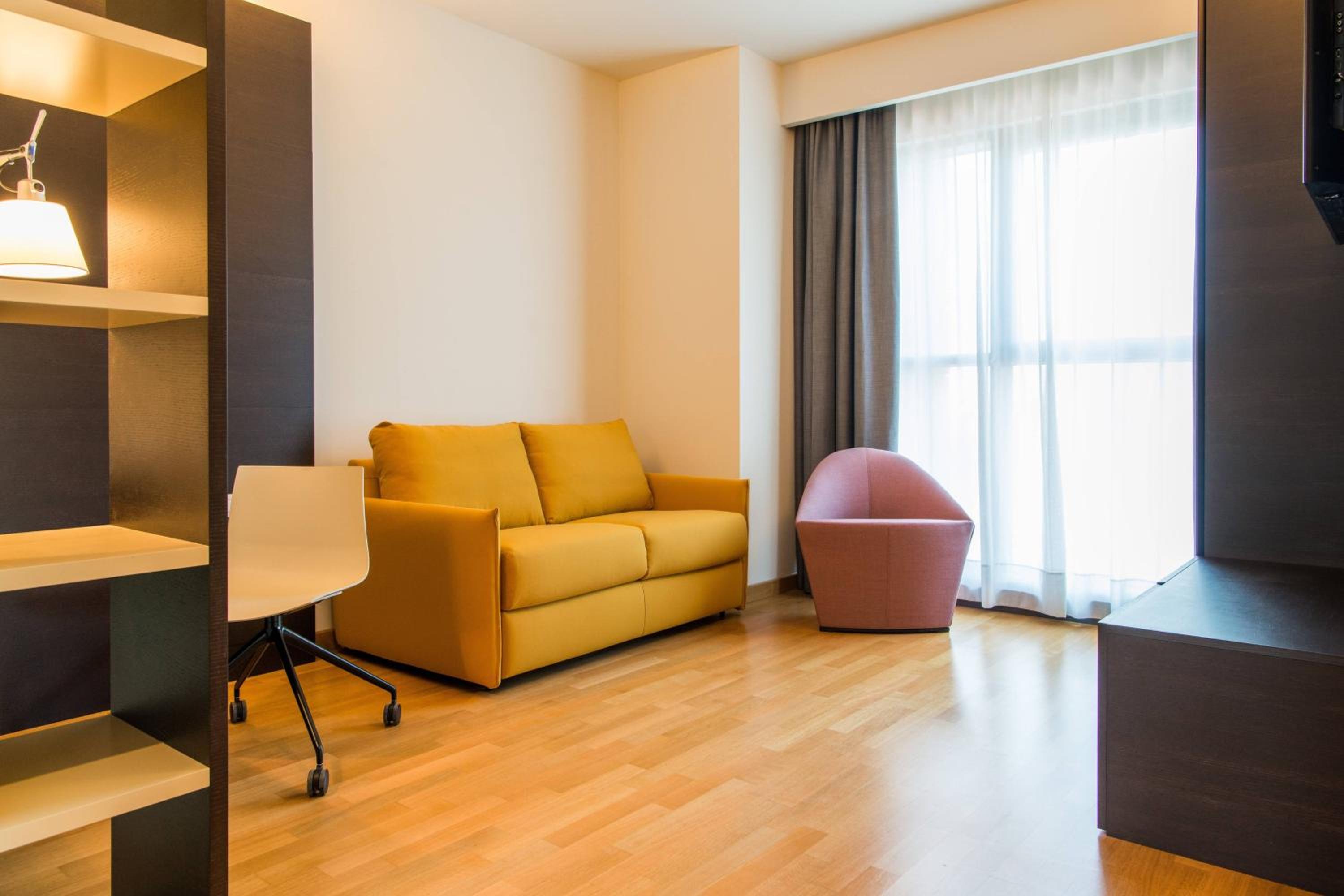 One-Bedroom Suite thumbnail 5