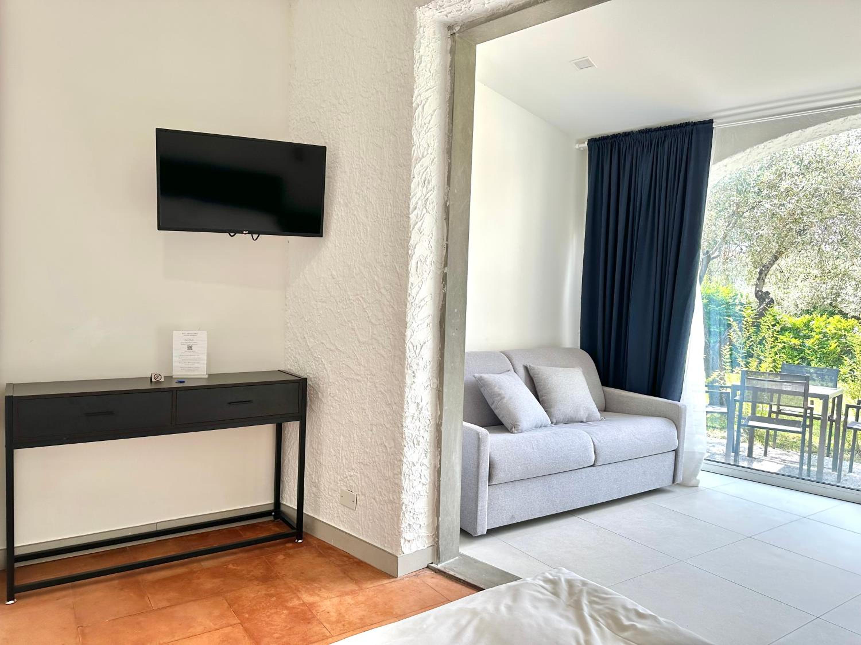 Deluxe Suite - Photo 17