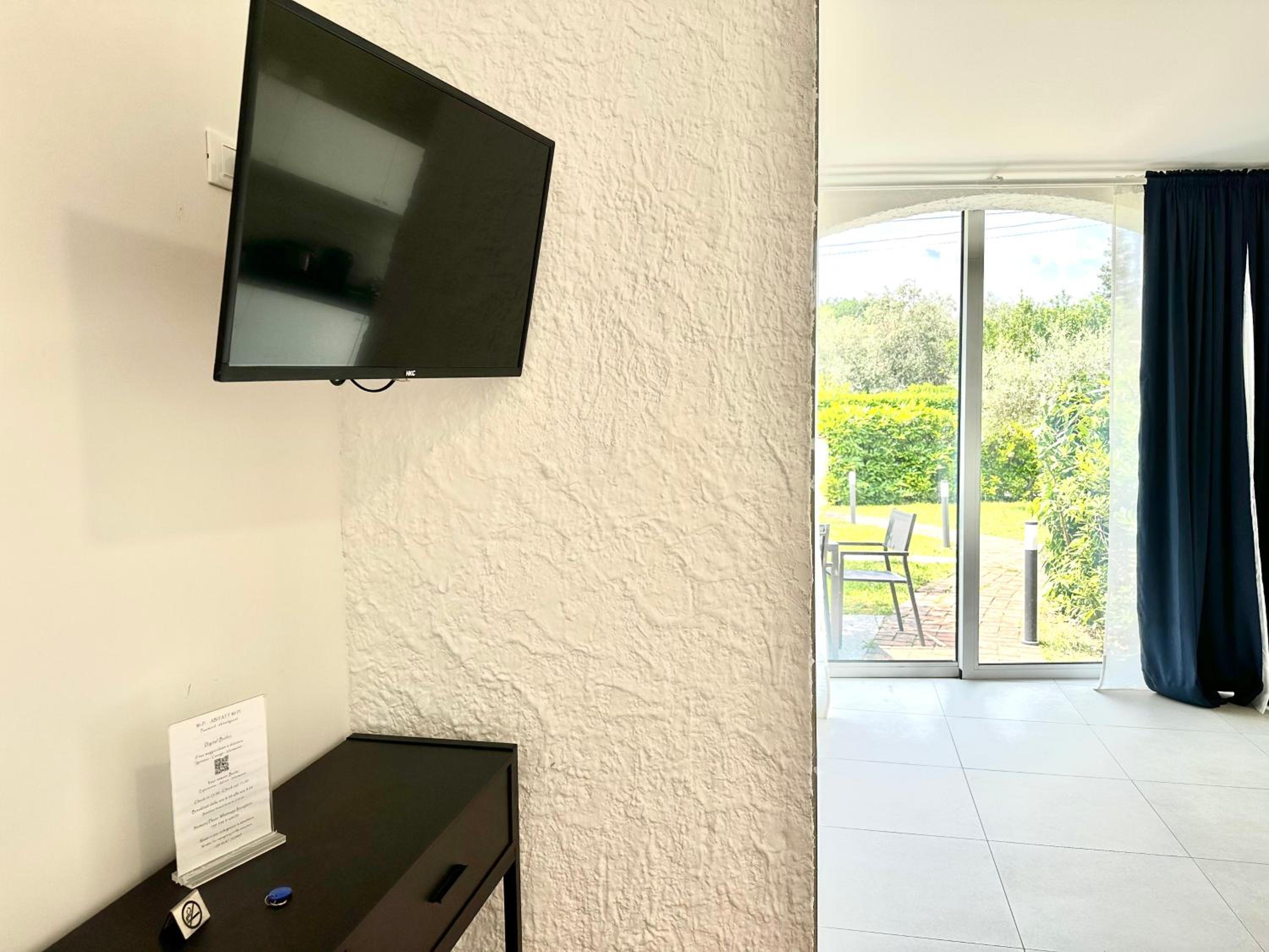 Deluxe Suite - Photo 9