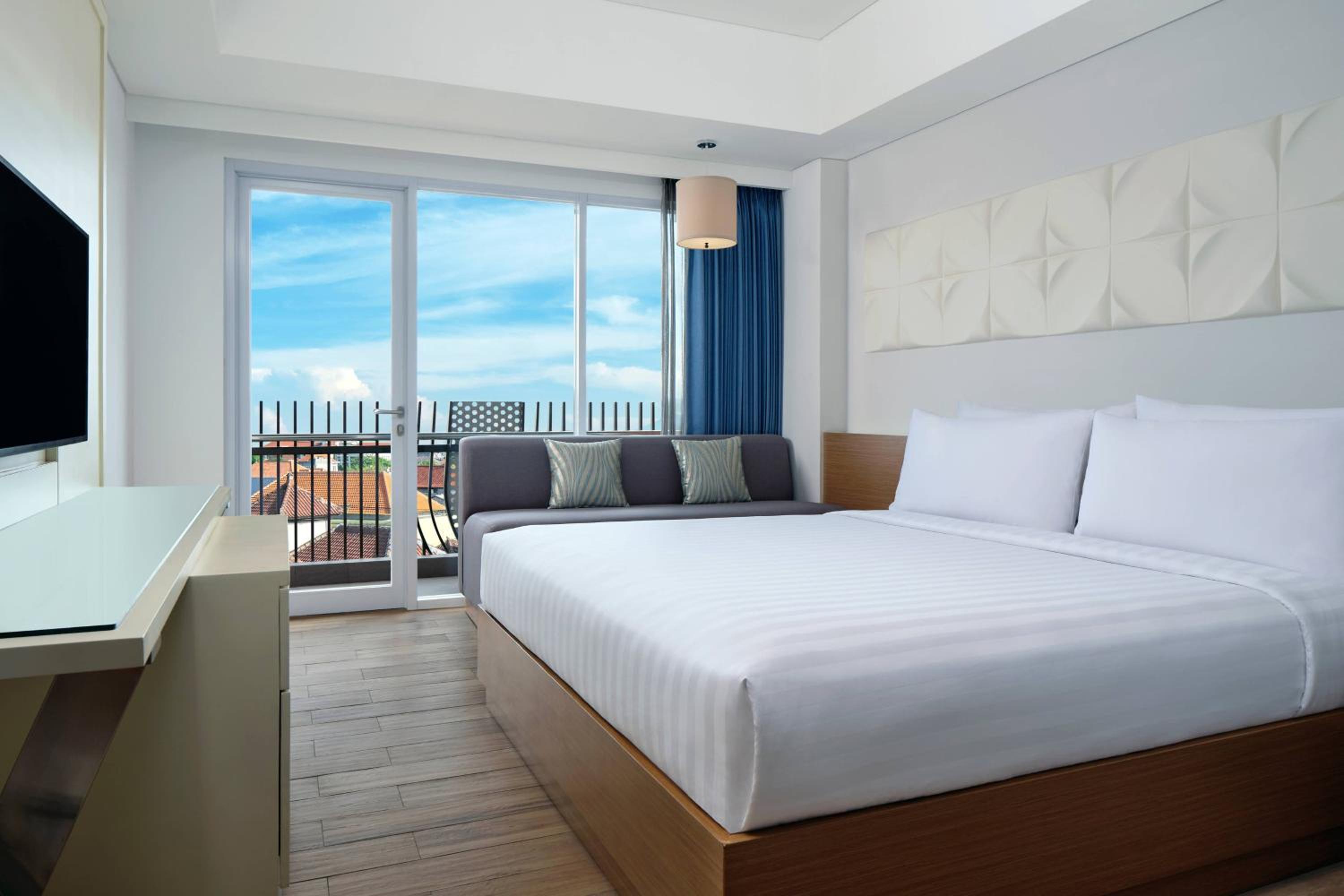 Deluxe Room, Guest room, 1 Queen - Photo 1