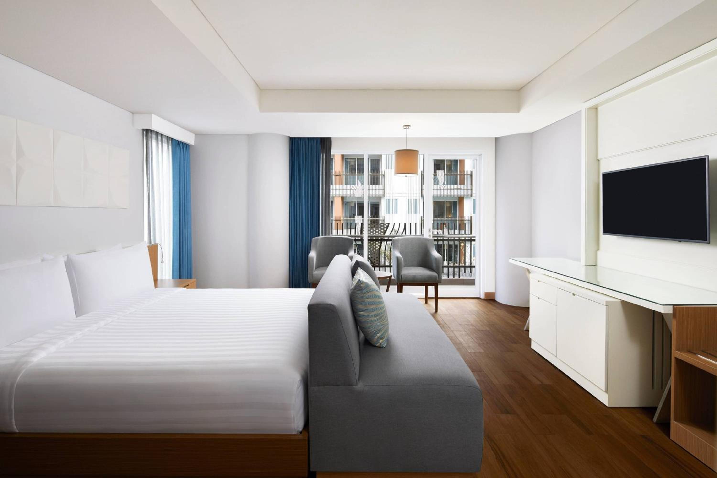 Deluxe Corner Pool View, Guest room, 1 Queen