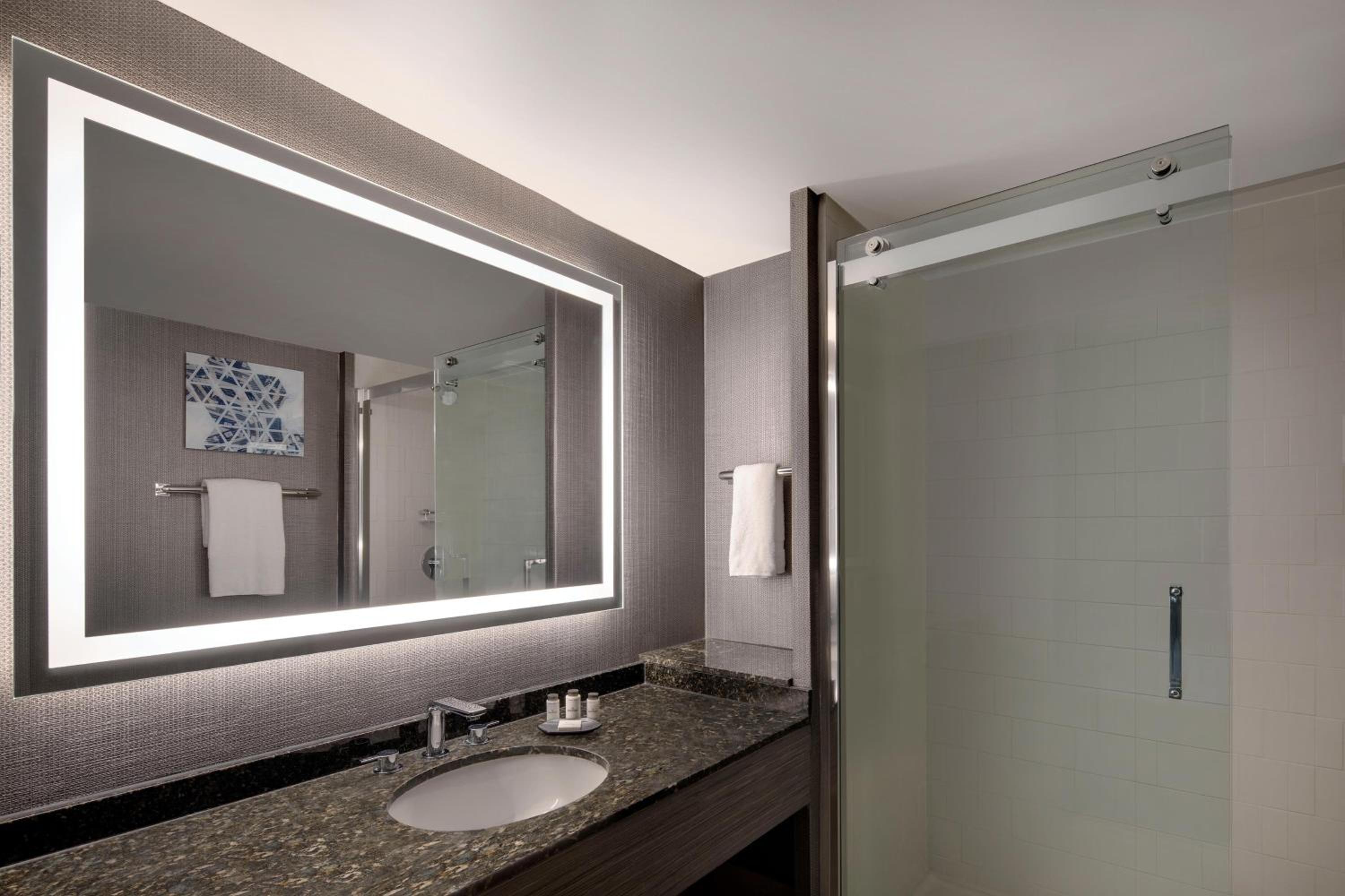 Corner Suite - Photo 8