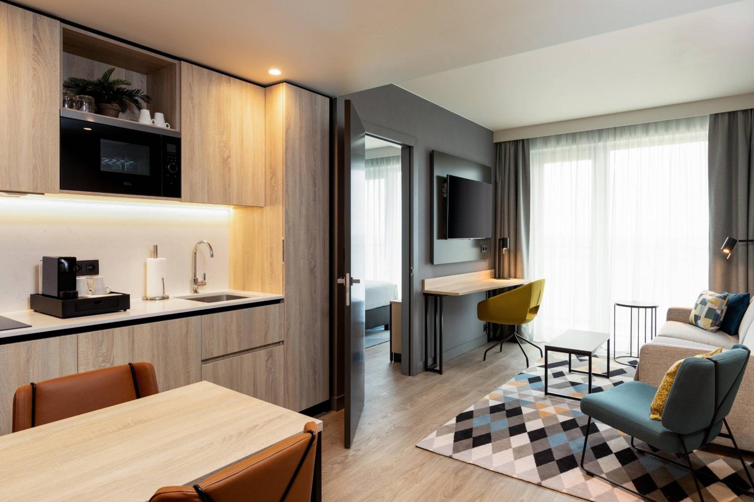 1 Bedroom Suite, 1 Queen, Sofa bed - Photo 1