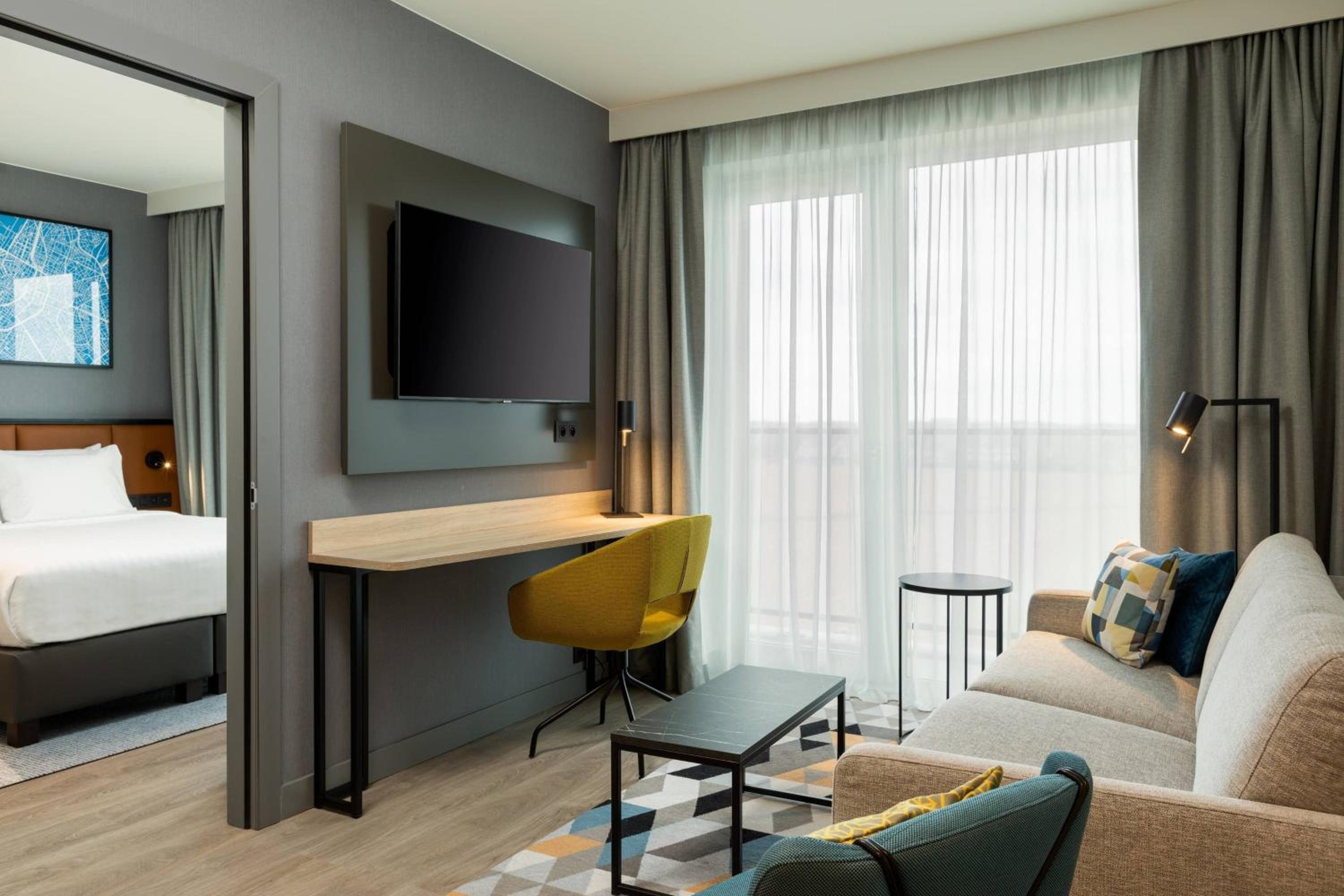 1 Bedroom Suite, 1 Queen, Sofa bed - Photo 2