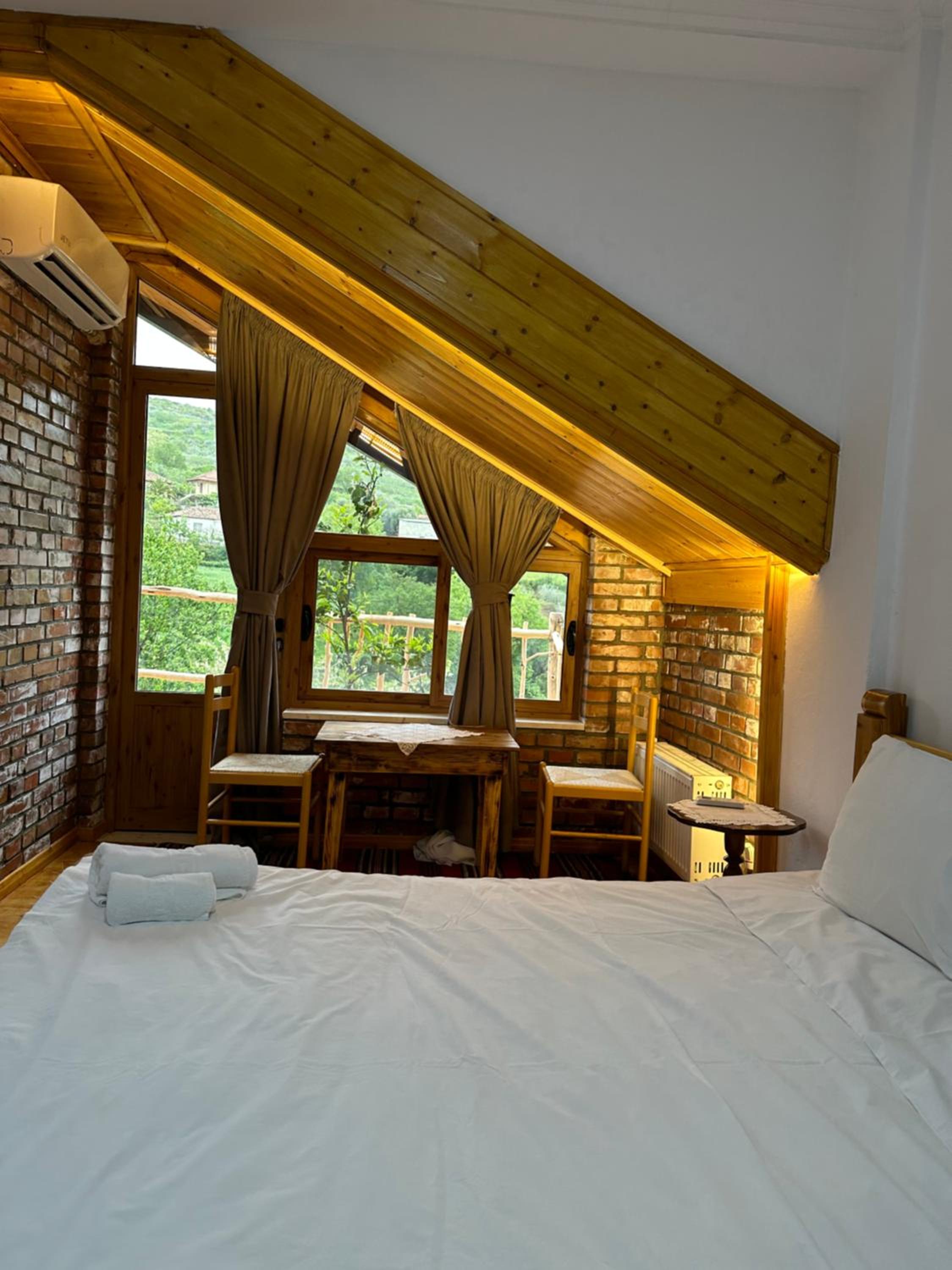 Double or Twin Room with Mountain View