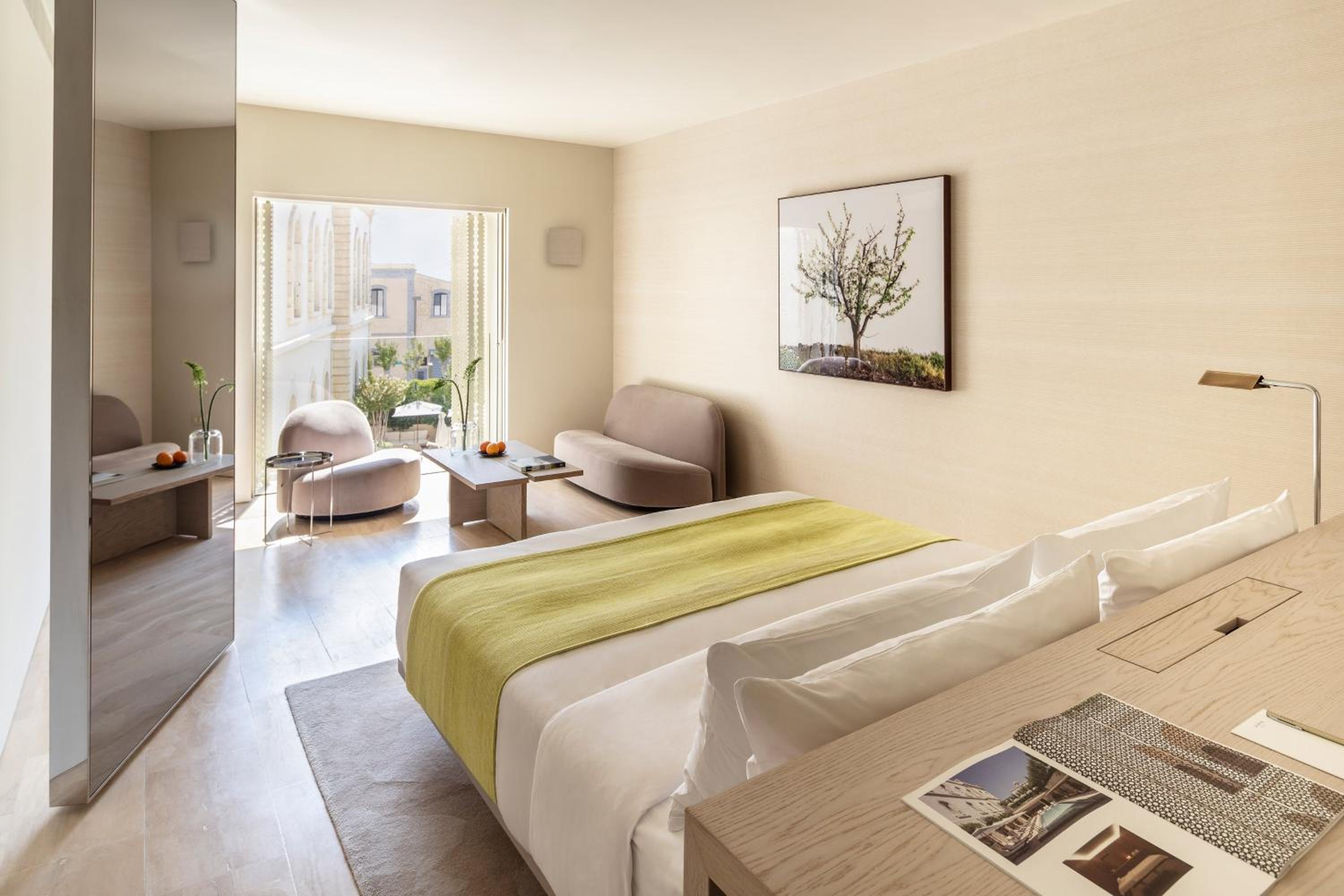 Executive, Larger Guest Room, 1 King, Pool View