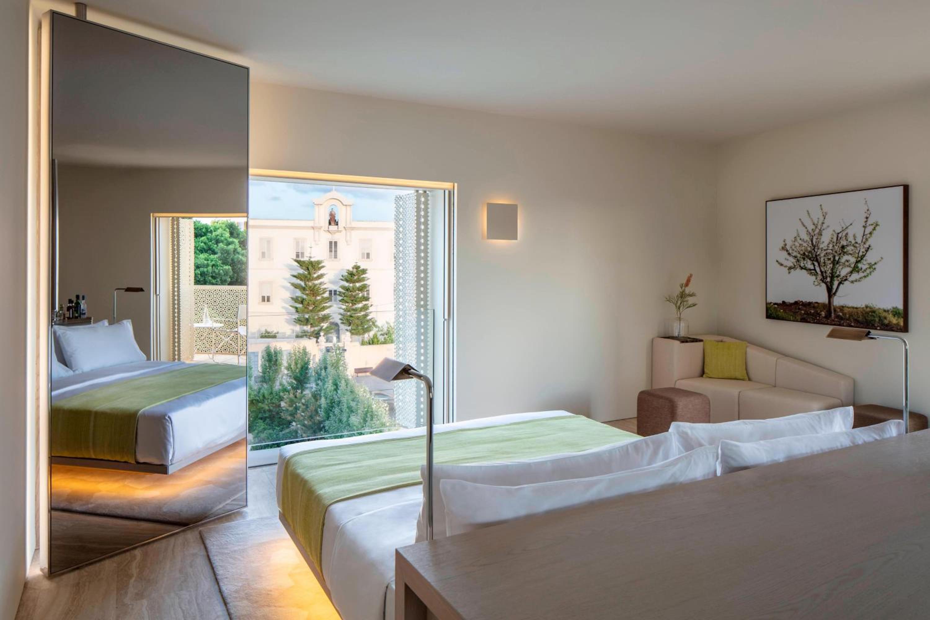 Junior Corner, Junior Suite, 1 King, Pool View, Contemporary