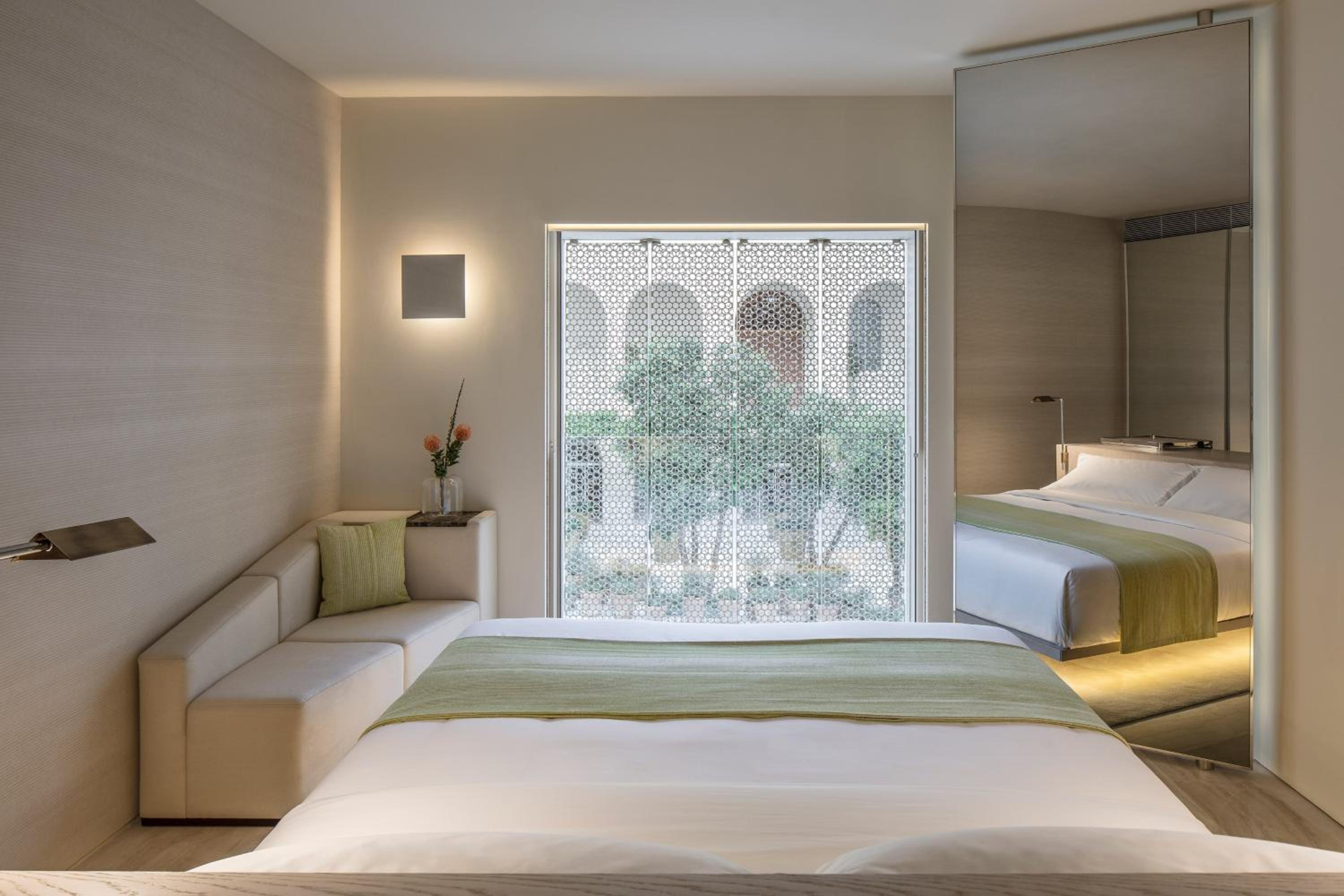 Deluxe Garden / Pool View, Guest Room, 1 King, Contemporary