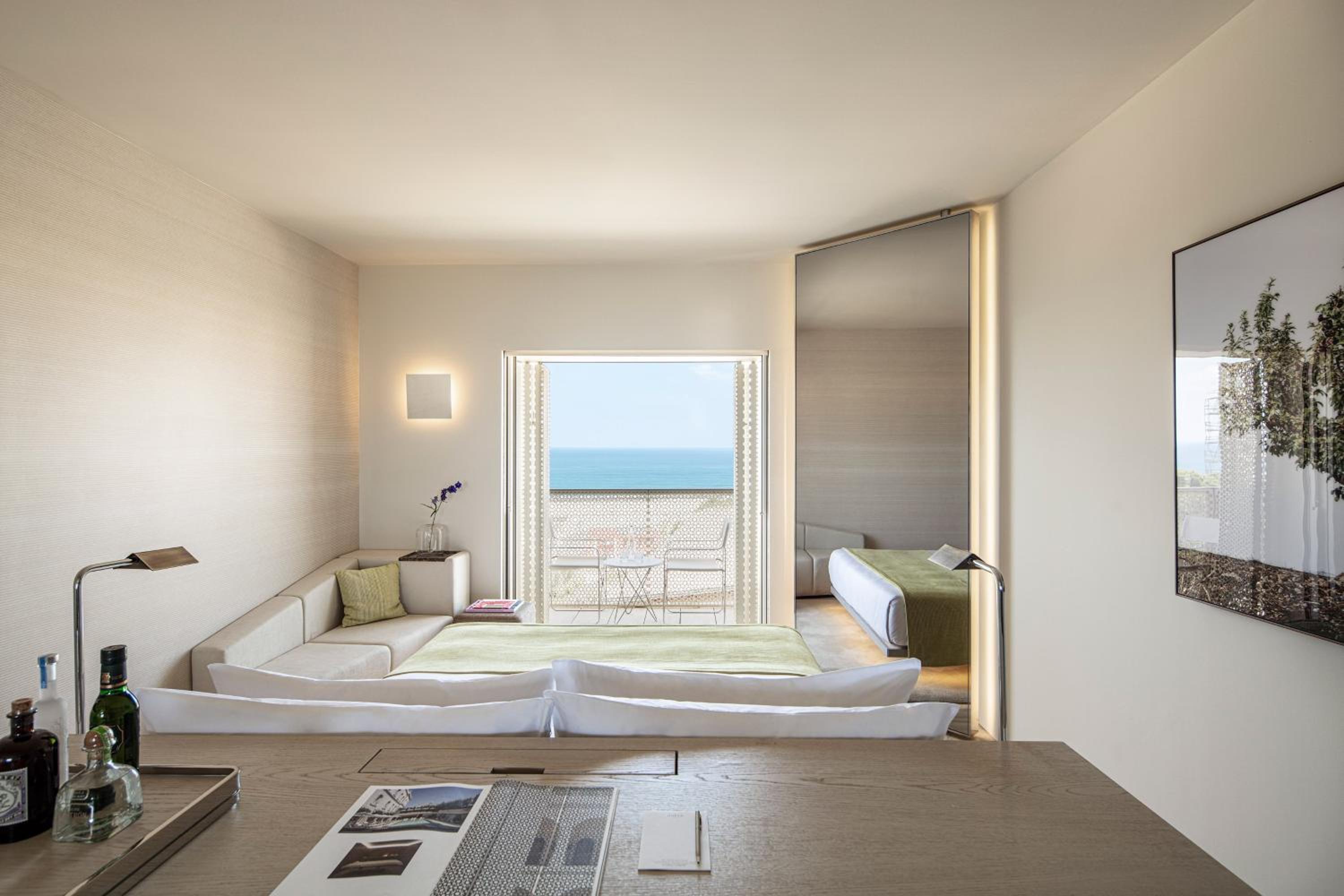 Deluxe, Guest Room, 1 King, Sea View, Contemporary, Balcony